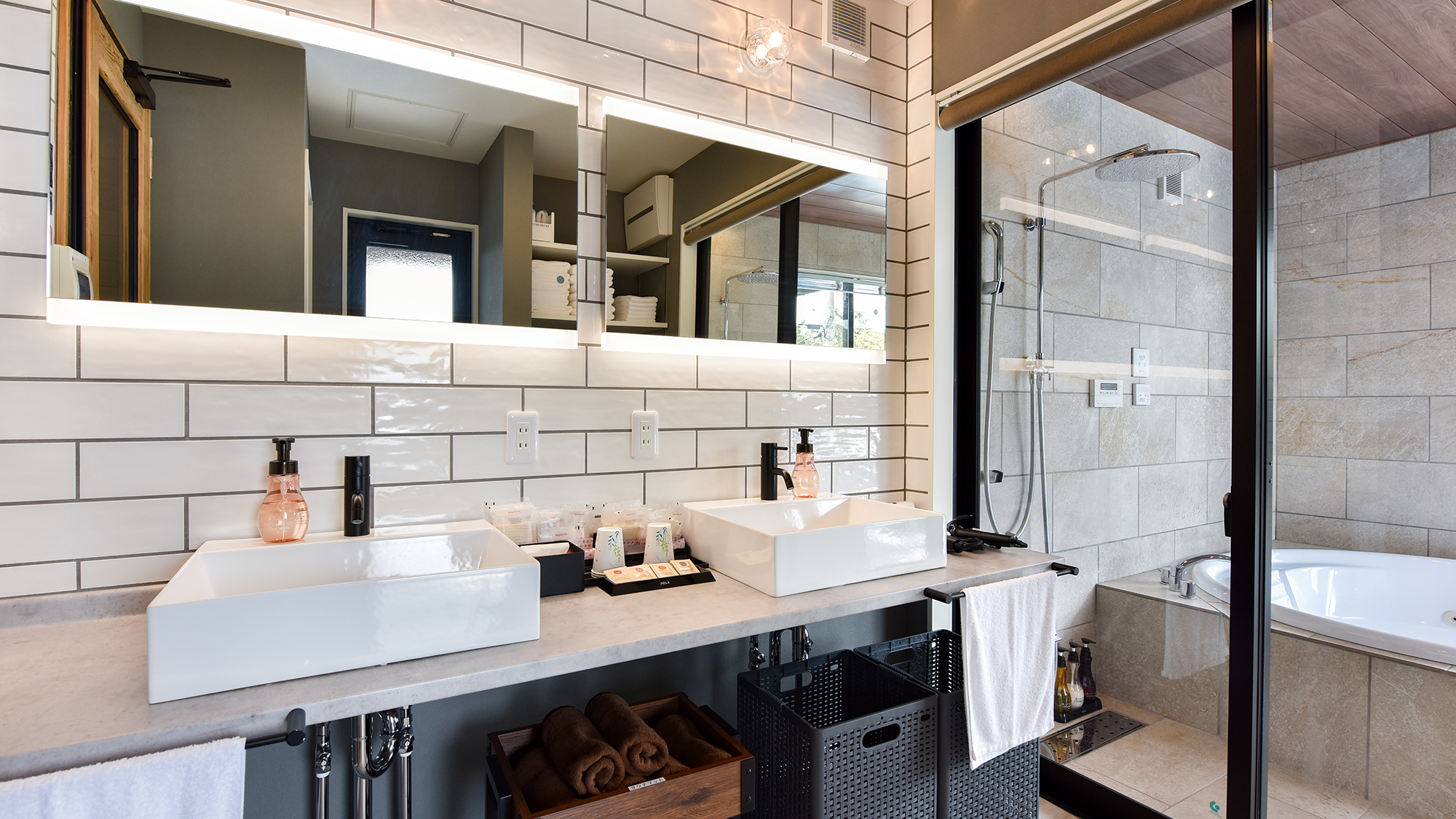 *【洗面スペース（1階）】洗練された洗面スペースで快適な朝の支度を。