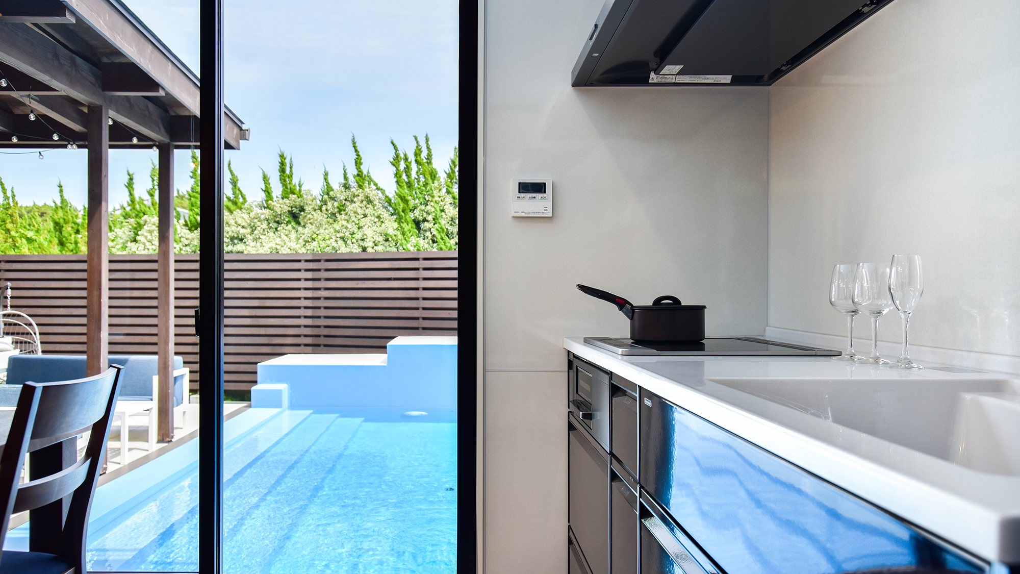 *【キッチン（1階）】明るく開放感のあるキッチンが魅力です。