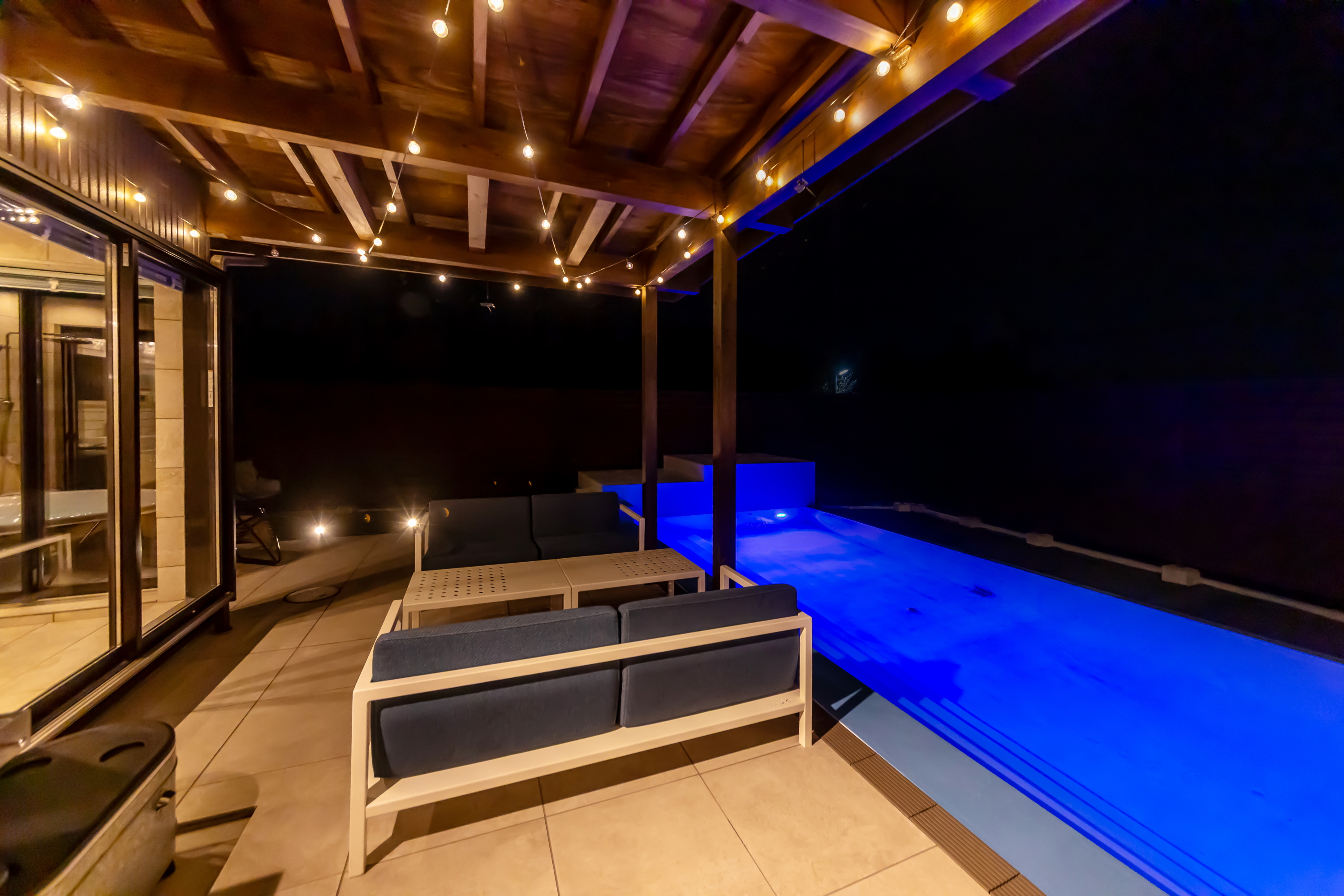 *【プール（夜）】ブルーの水面を見ながらテラスで寛ぐ贅沢空間。