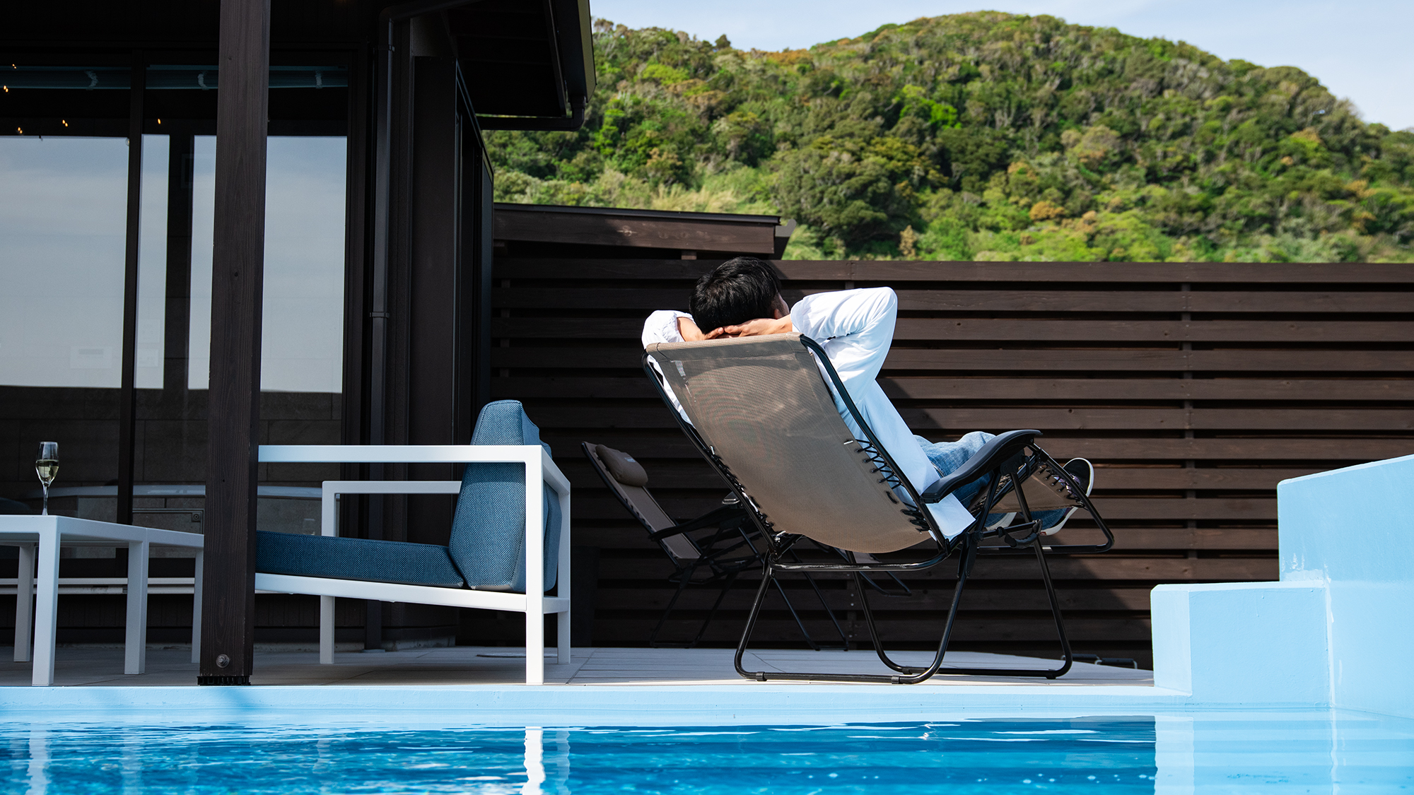 *【プールサイド】青空の下、プールサイドで優雅なひとときを。