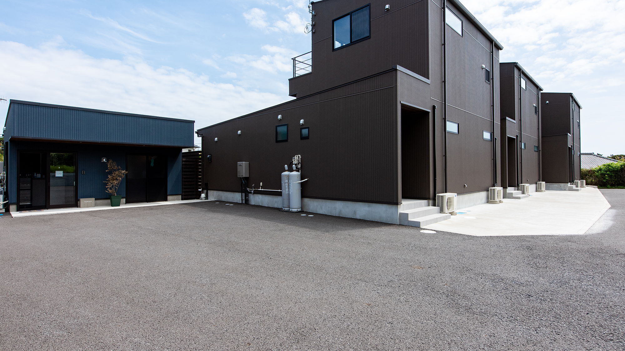 *【駐車場・管理棟】広々とした駐車場と安心の管理棟設備。
