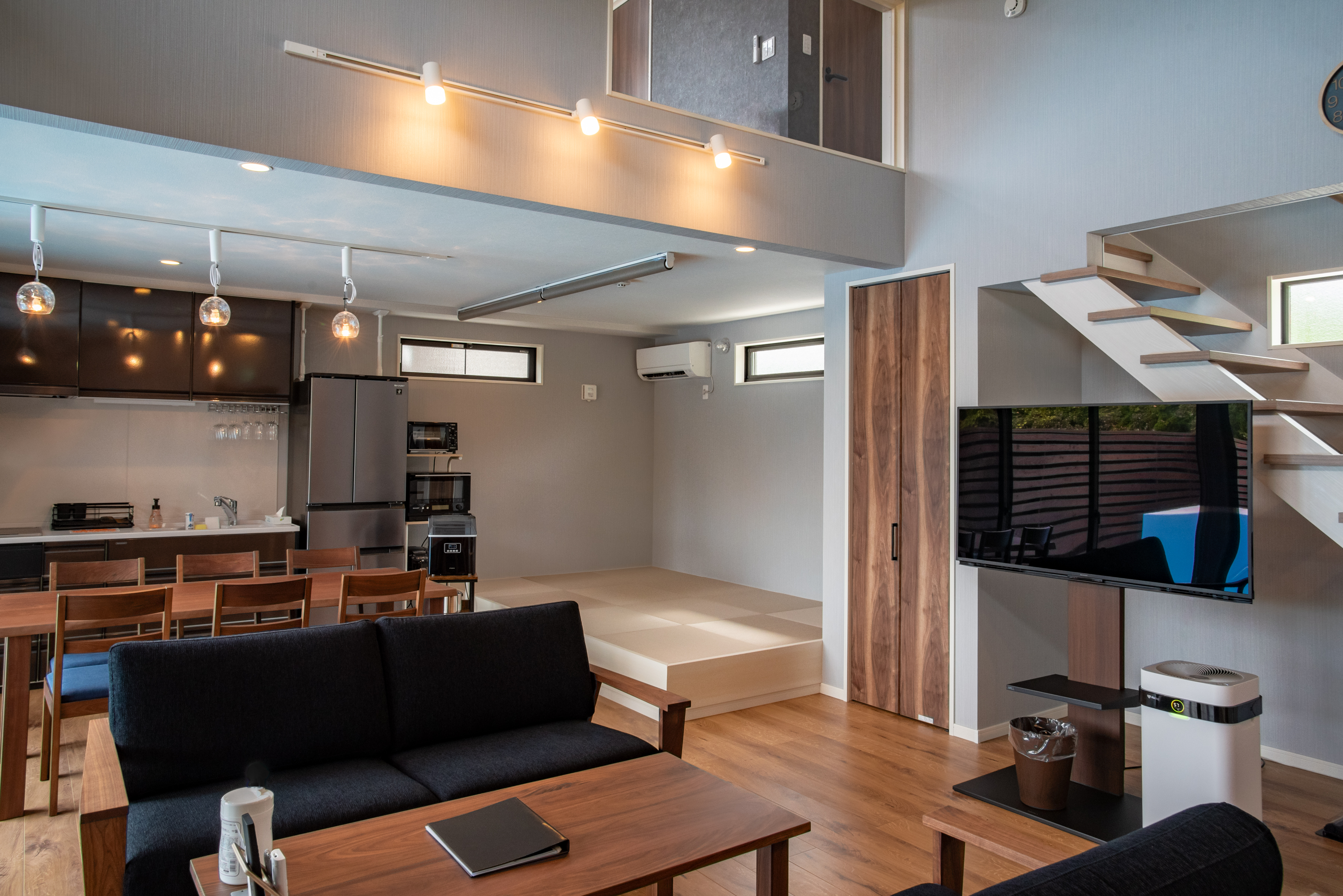 *【リビング（1階）】開放的なリビングダイニングスペースでリラックス。