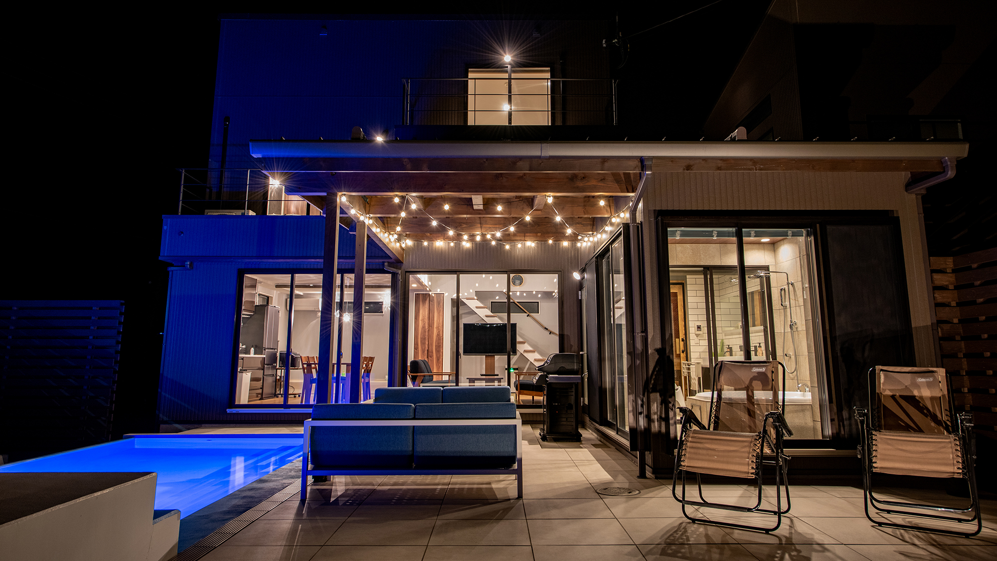 *【テラス（夜）】ライトアップされた夜のテラスで贅沢な時間を。