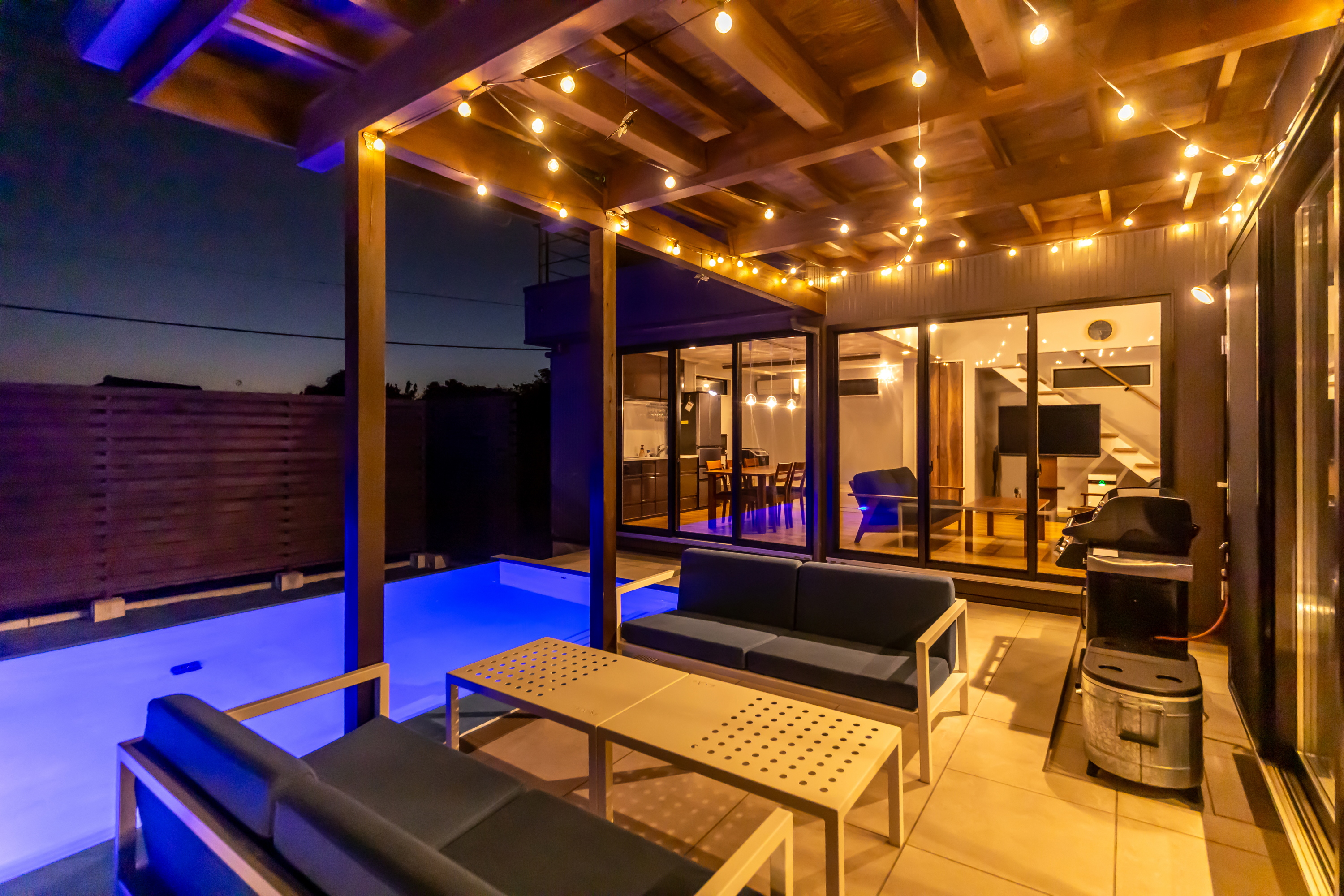 *【テラス（夜）】夜でも快適に楽しめるBBQスペースで思い出作り。