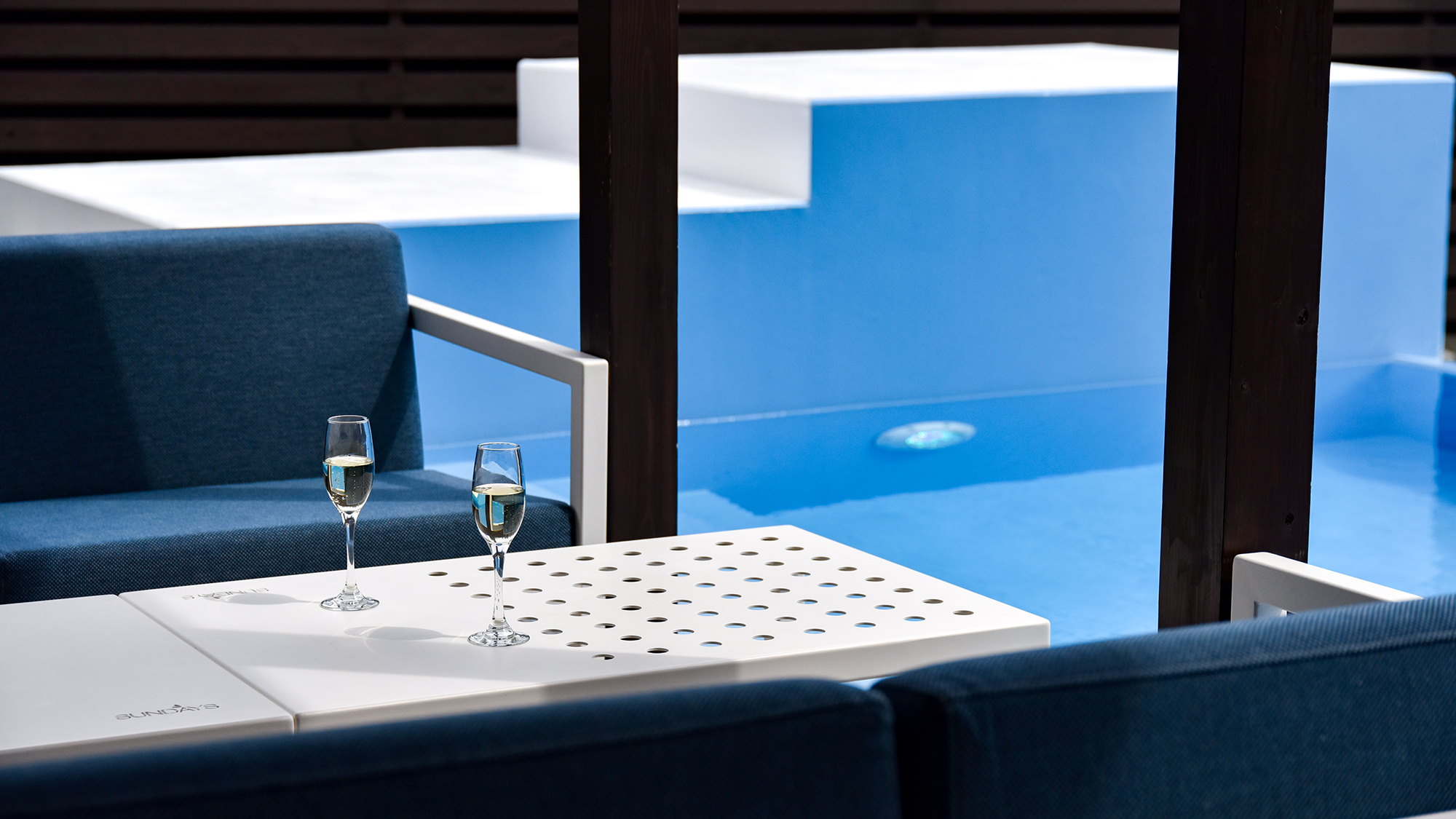 *【テラス】シャンパン片手に過ごす大人のひととき。