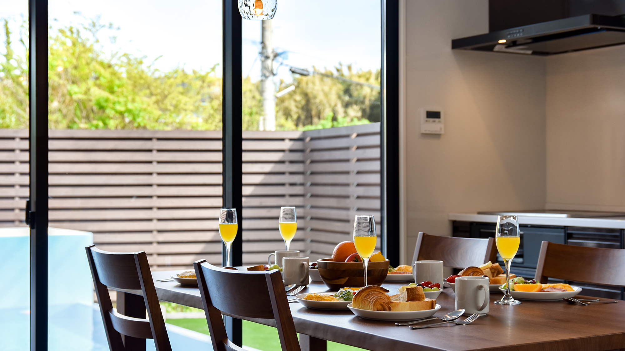 *【ダイニング（1階）】大きな窓から自然光が差し込む心地よい空間。