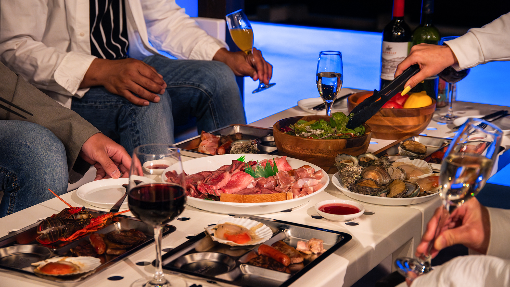 *【夕食イメージ】海鮮や肉料理など贅沢食材がずらりと並ぶ晩餐。
