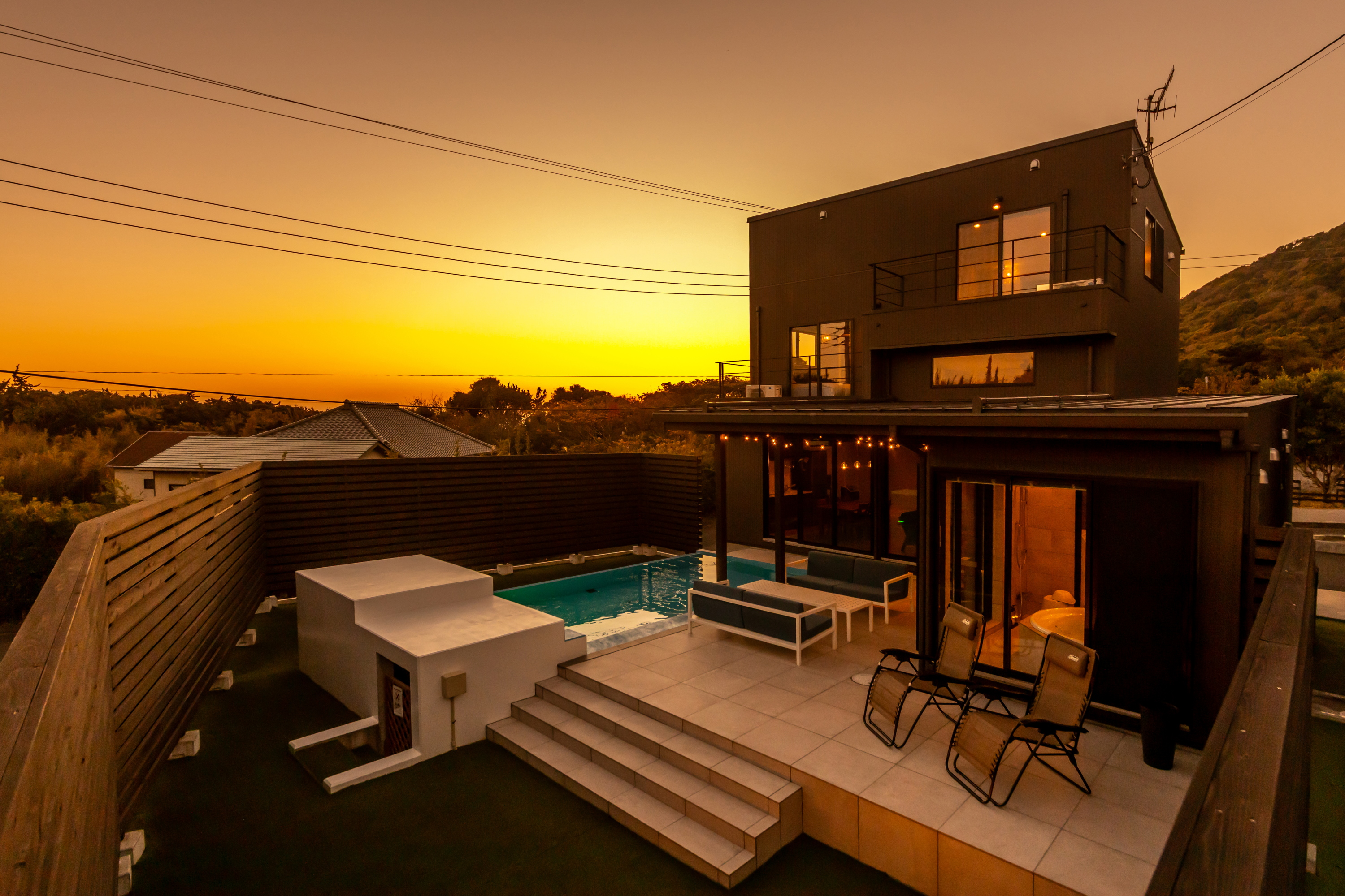 *【Retreat Villa Aym（夕方）】リラックスタイムを演出する美しい夕暮れ時。