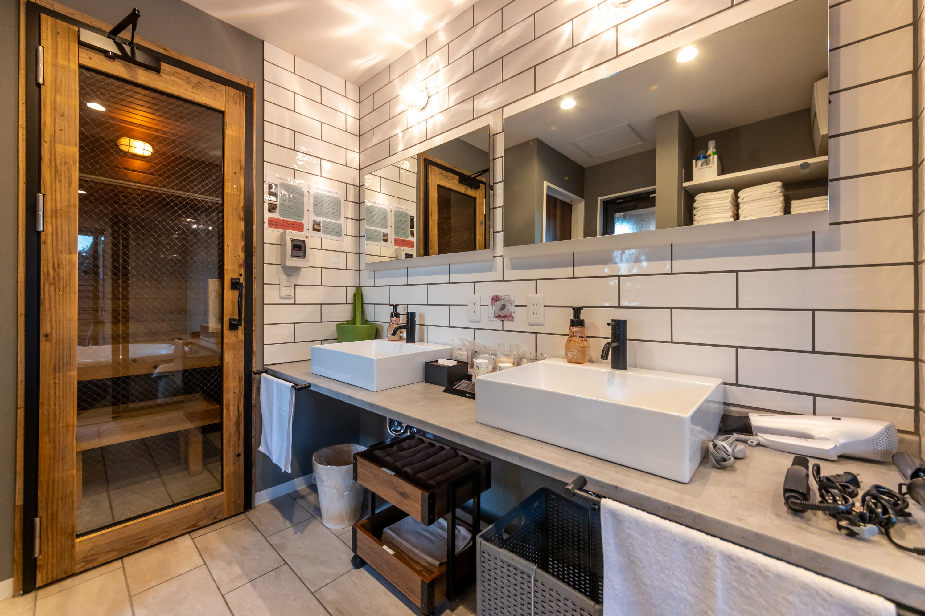 *【洗面スペース（1階）】ヘアアイロンやアメニティ等もご自由にご利用ください。