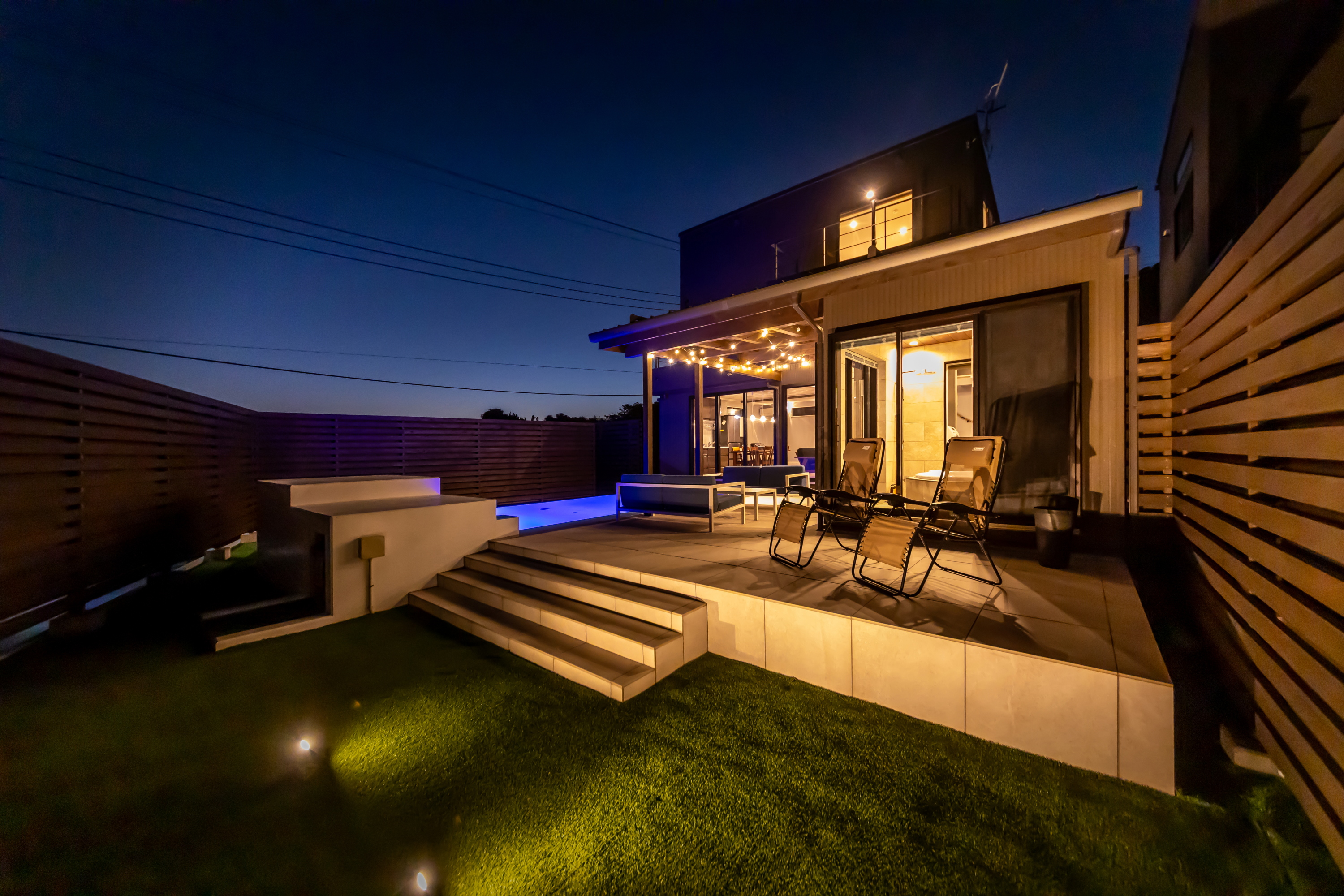 *【テラス（夜）】チェアに腰かけ星空を見上げる特別な思い出。