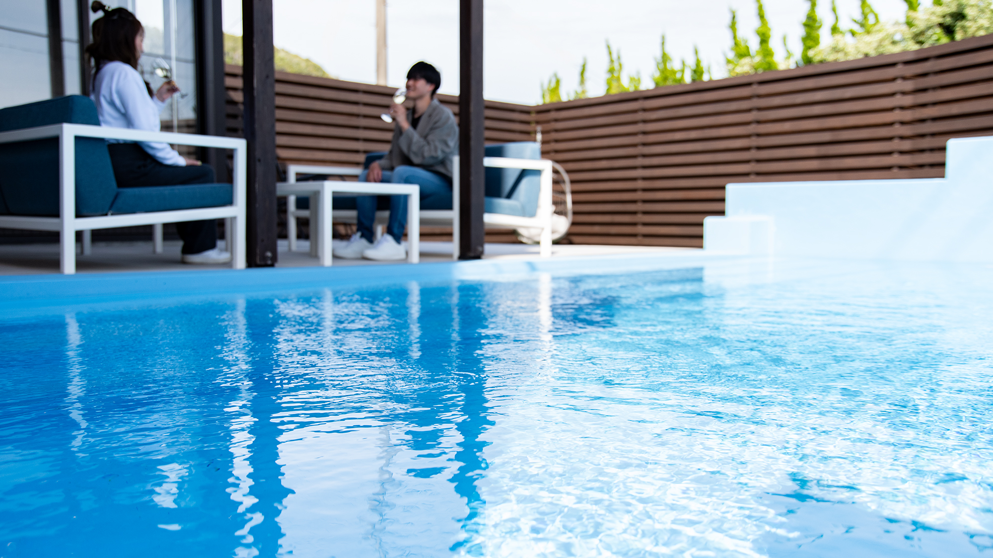 *【プールサイド】昼間のプールでのんびりグラスを片手に。