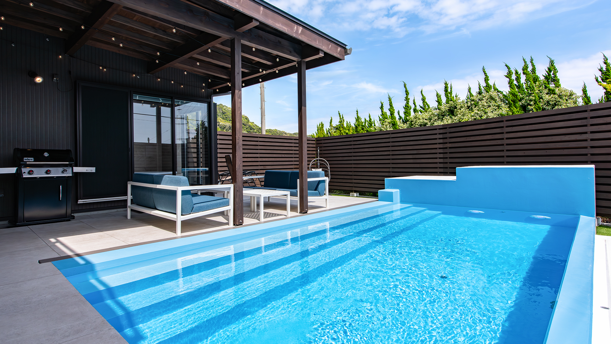 プール付きのゆったりとした屋外空間