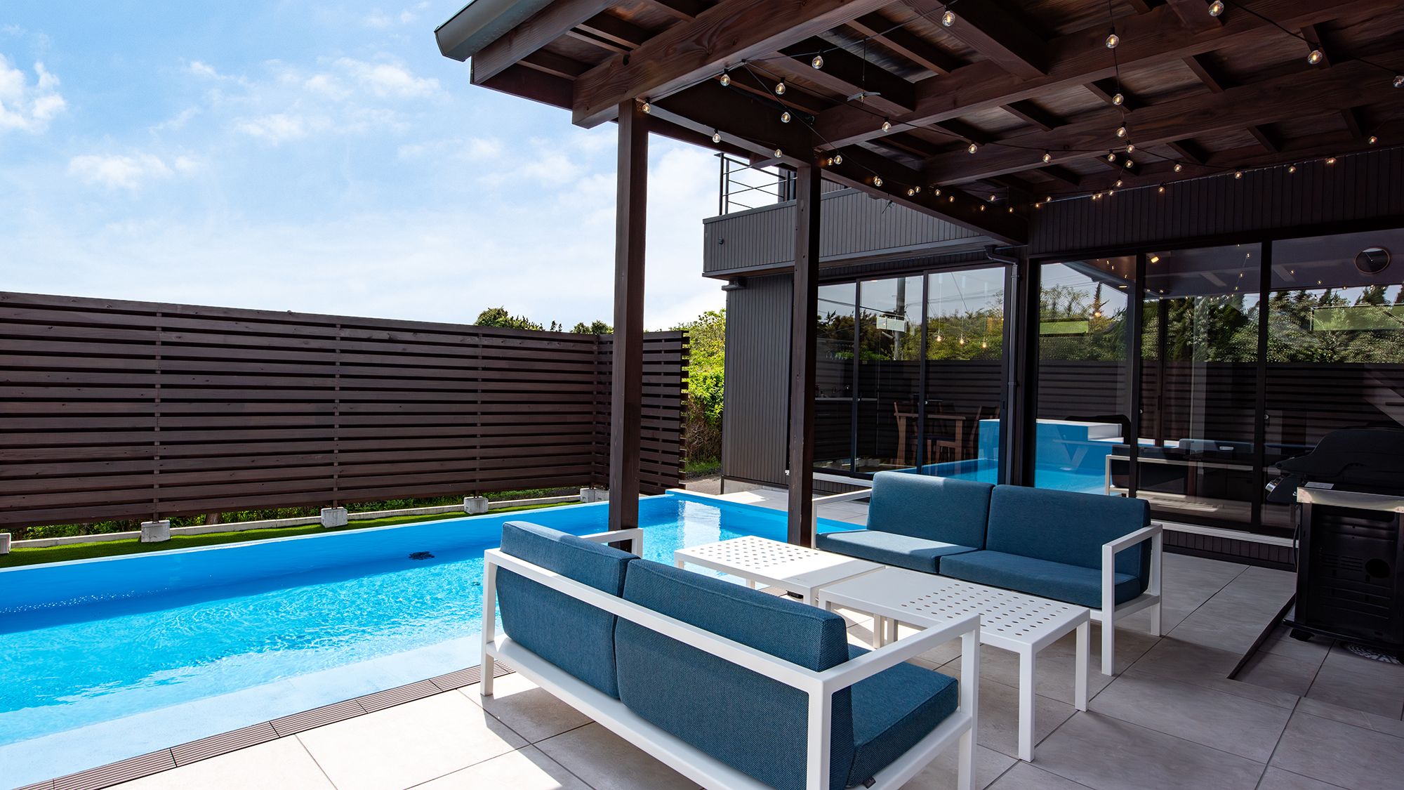 *【テラス】プライベートプール付きの贅沢テラス空間。