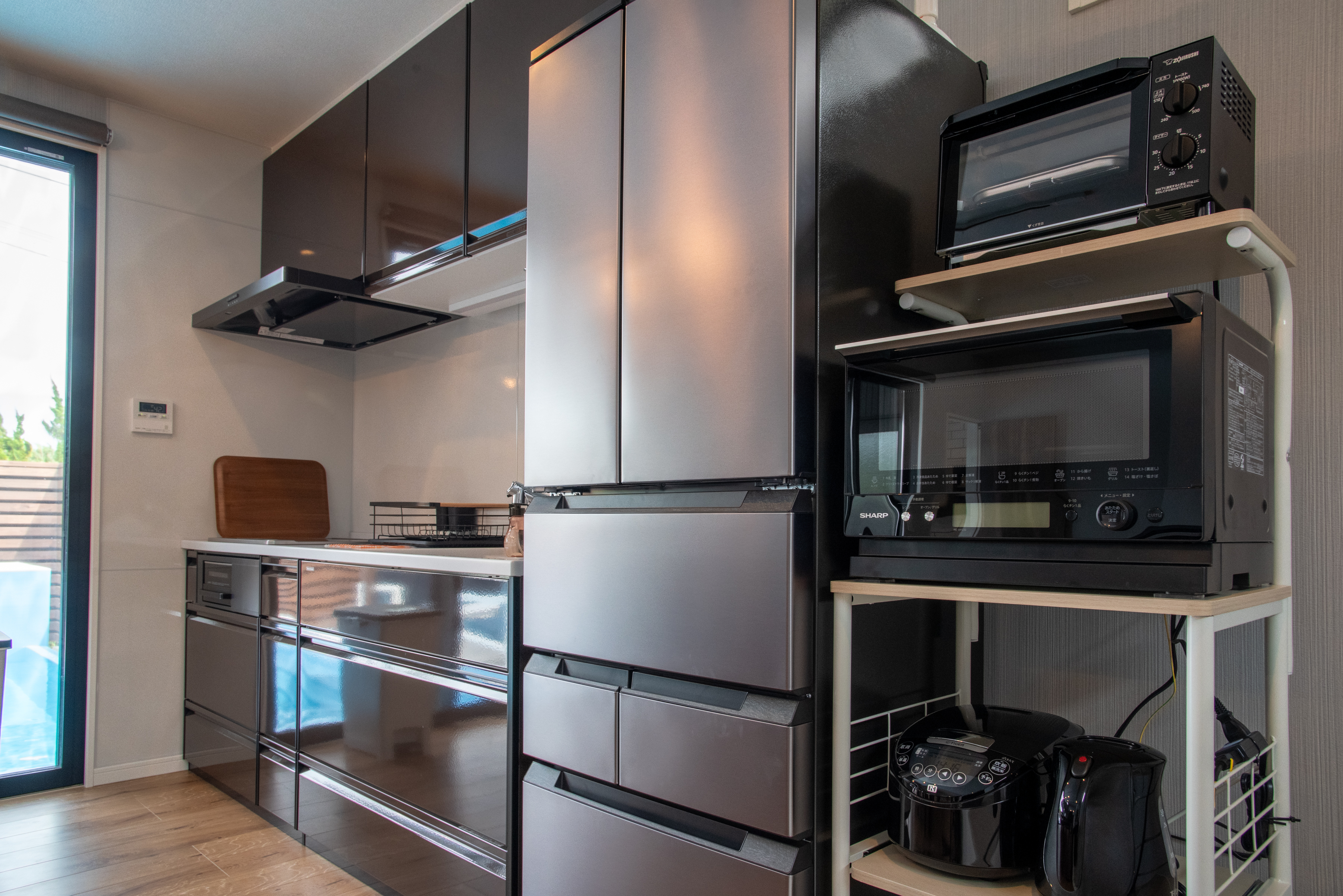 *【キッチン（1階）】調理家電が揃う充実したキッチンでお料理が捗ります。