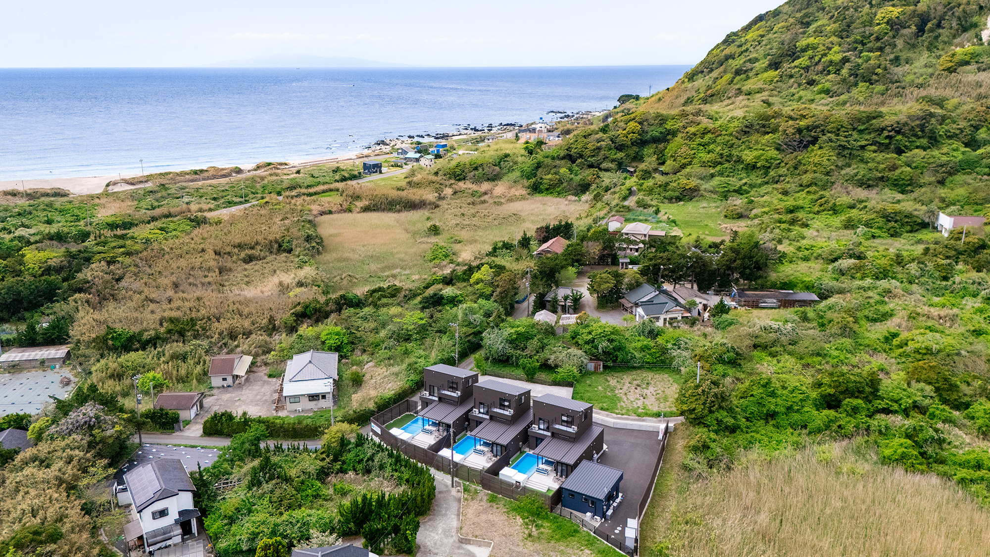 *【外観（ドローン）】海と山に包まれた贅沢なひとときを。