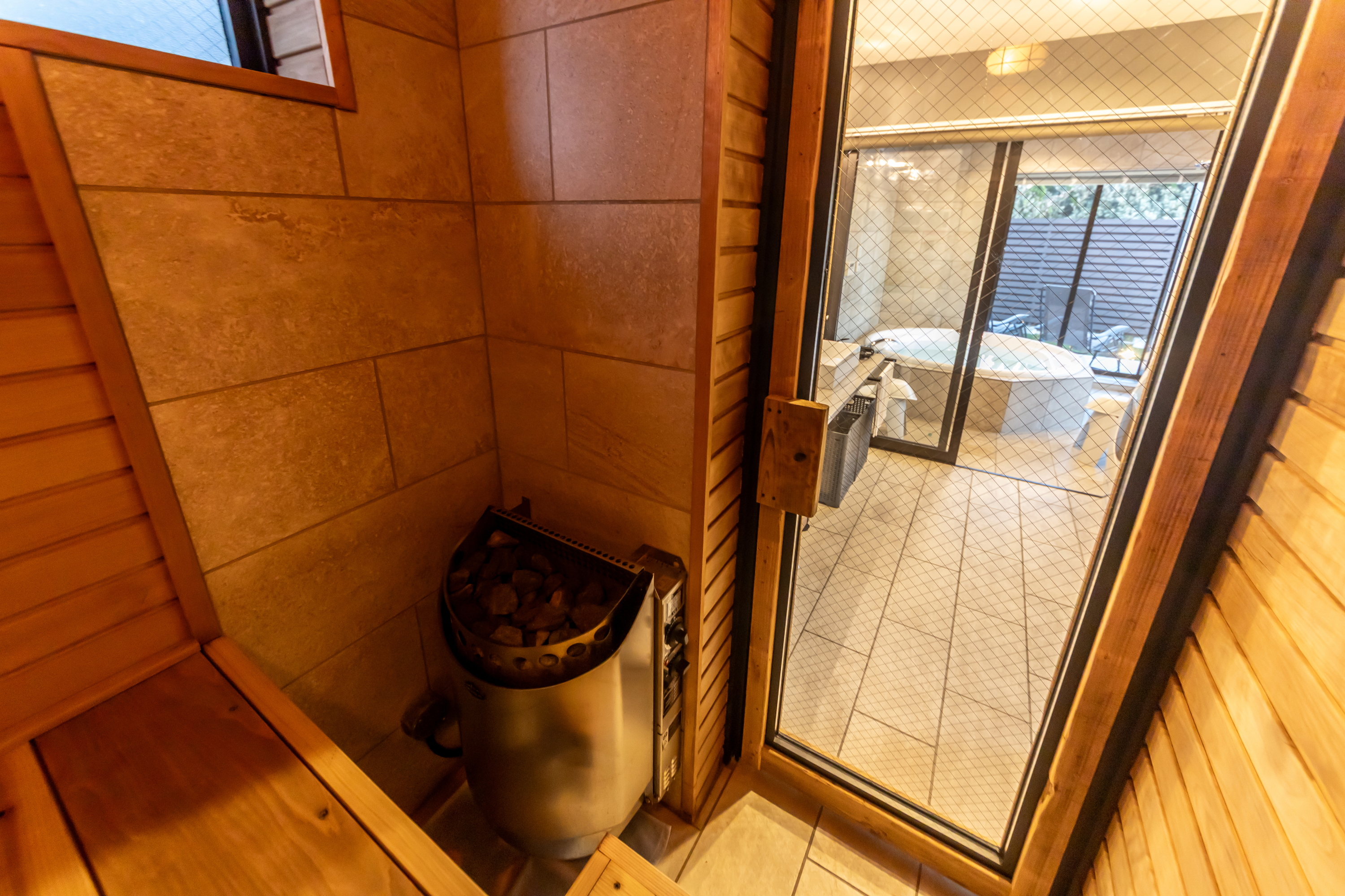 *【サウナ】ロウリュで汗をかいた後はジャグジーとプールで整う。