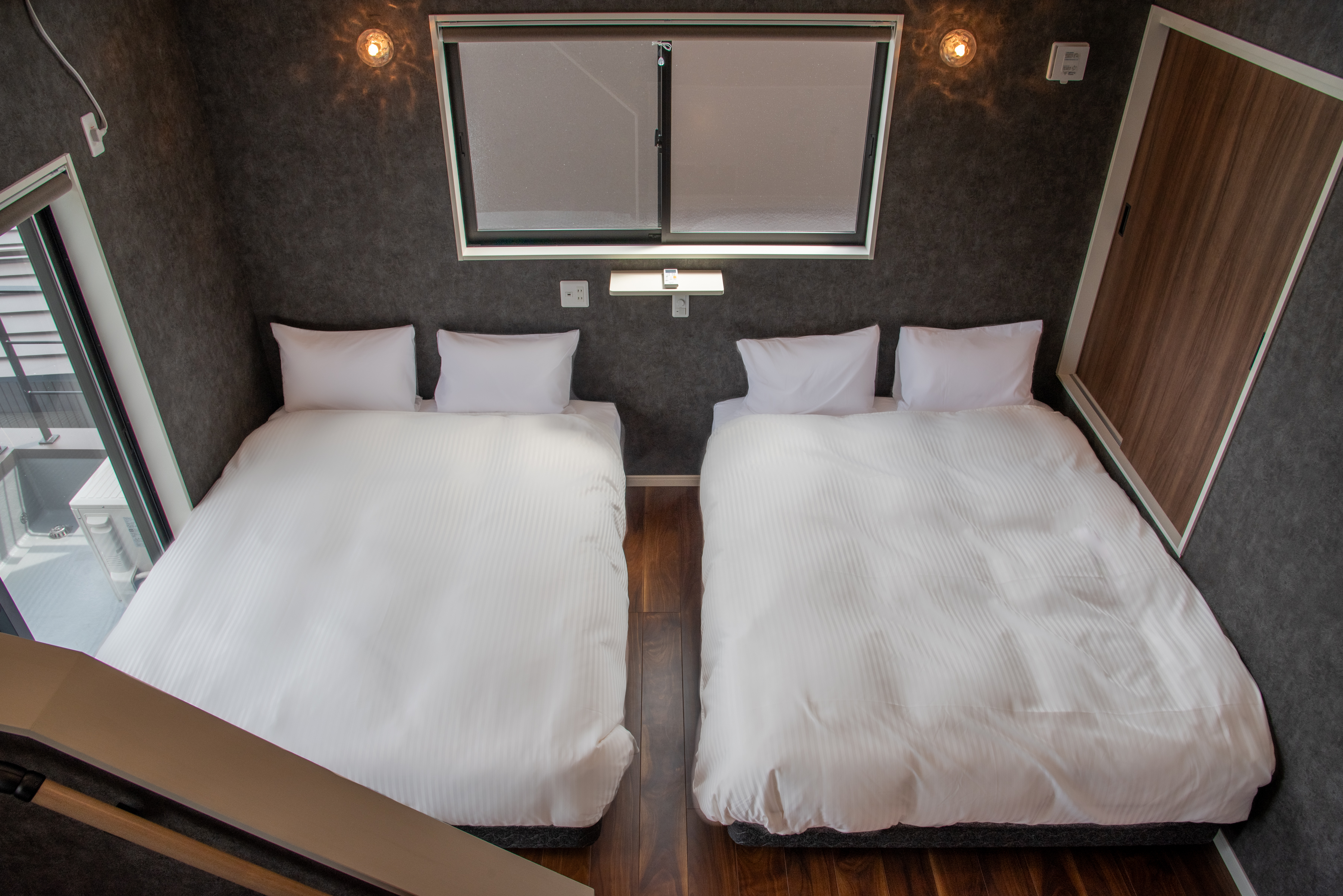 *【寝室（2階）】ゆったり快適なベッドでぐっすりお休みください。