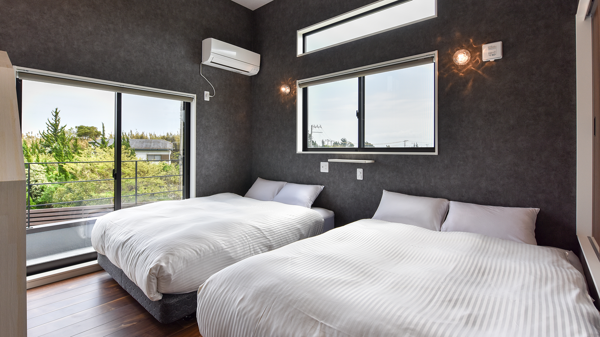 *【寝室（2階）】大きなベッドでゆったりとした眠りを。