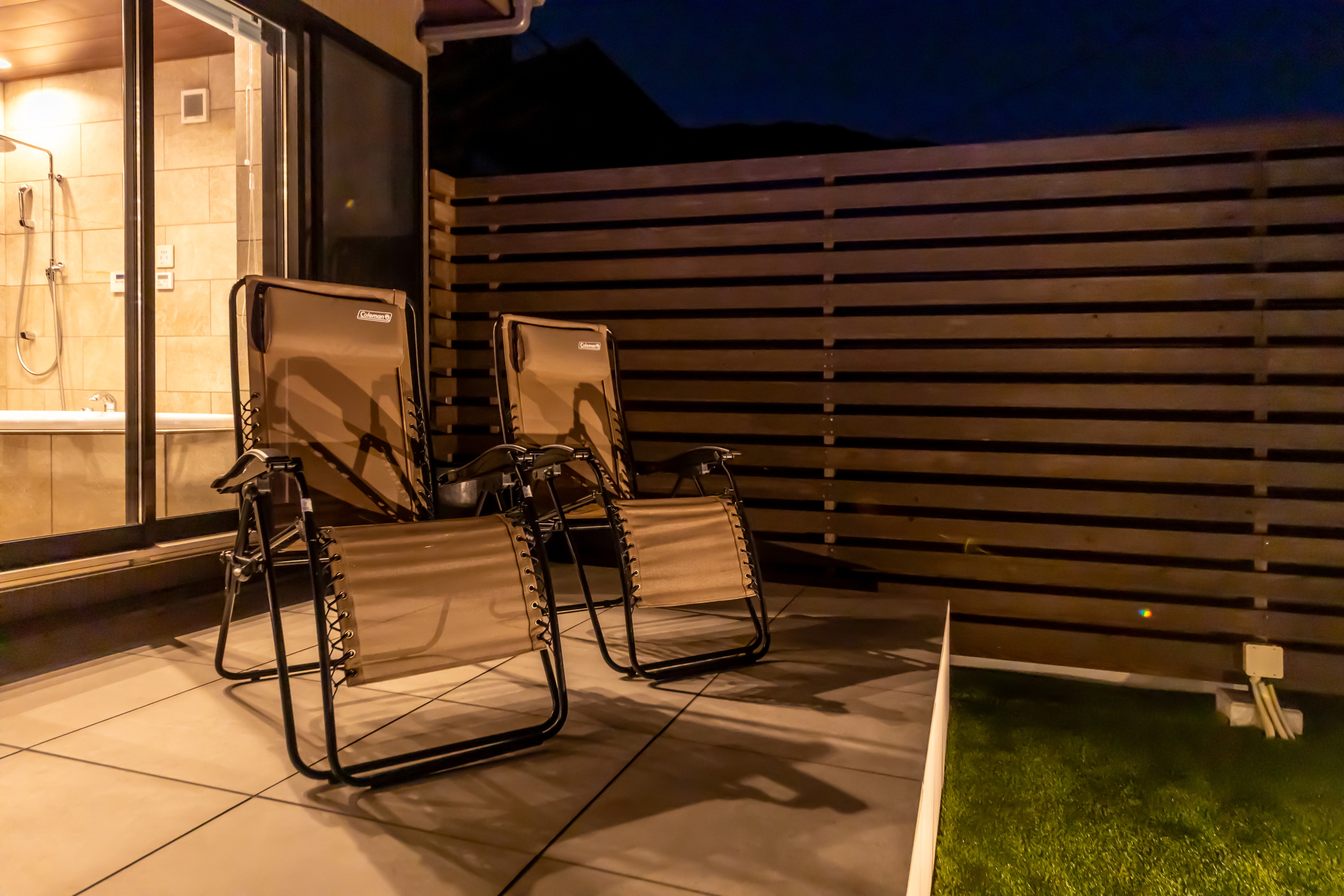 *【テラス（夜）】ベンチに腰掛けゆったり語らう格別の思い出を。