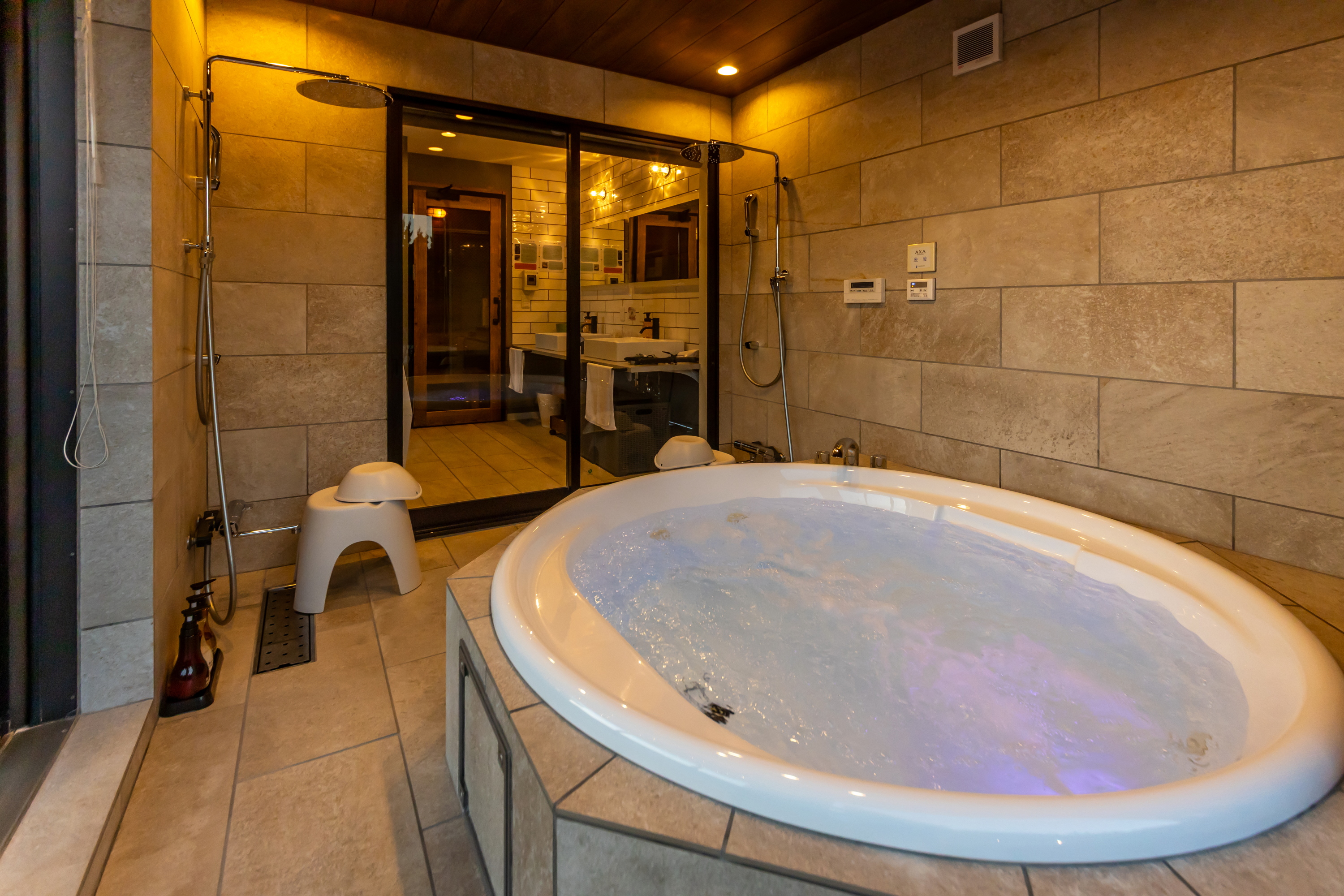 *【バスルーム】シャワー2台でご家族連れでも快適なバスタイム。