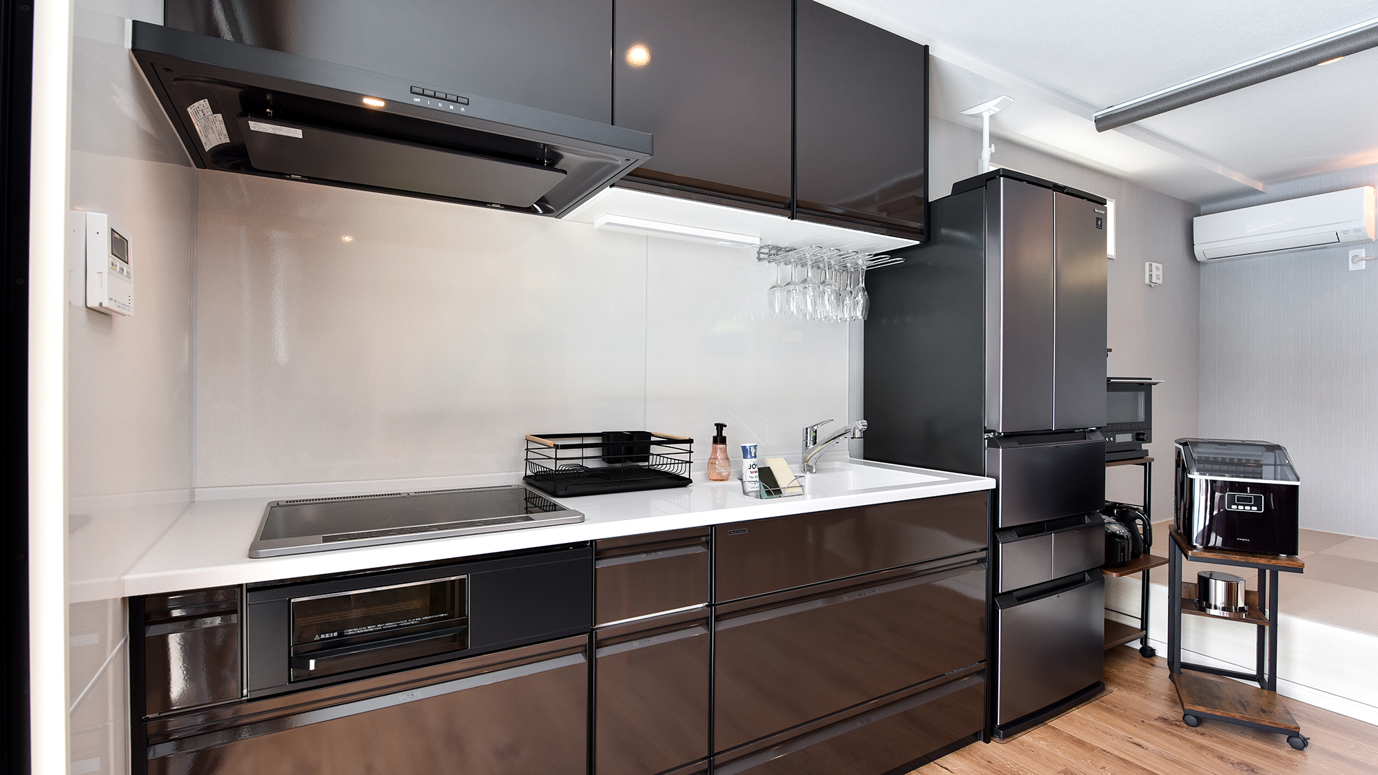 *【キッチン（1階）】広々としたIHキッチンで快適に自炊が可能です。