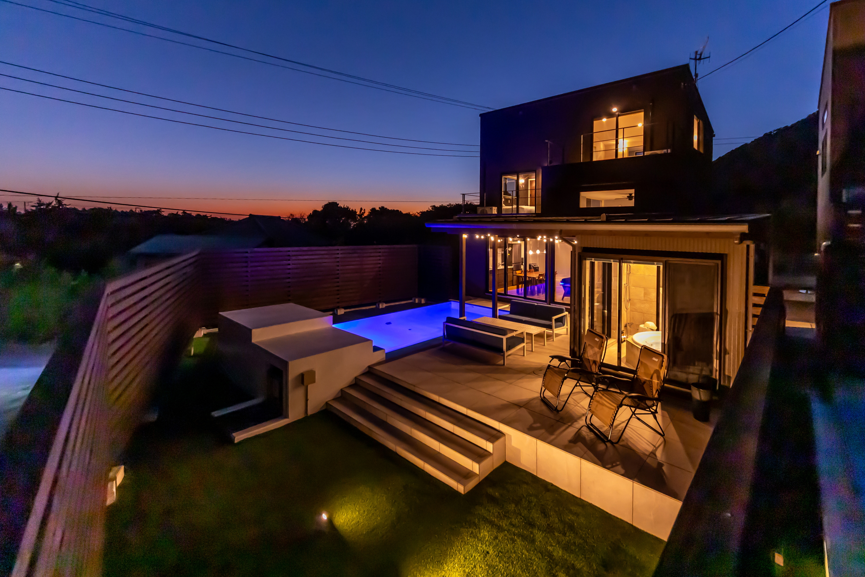 *【Retreat Villa Aym（夜）】ライトアップしたプールとテラスで幻想的なひととき。