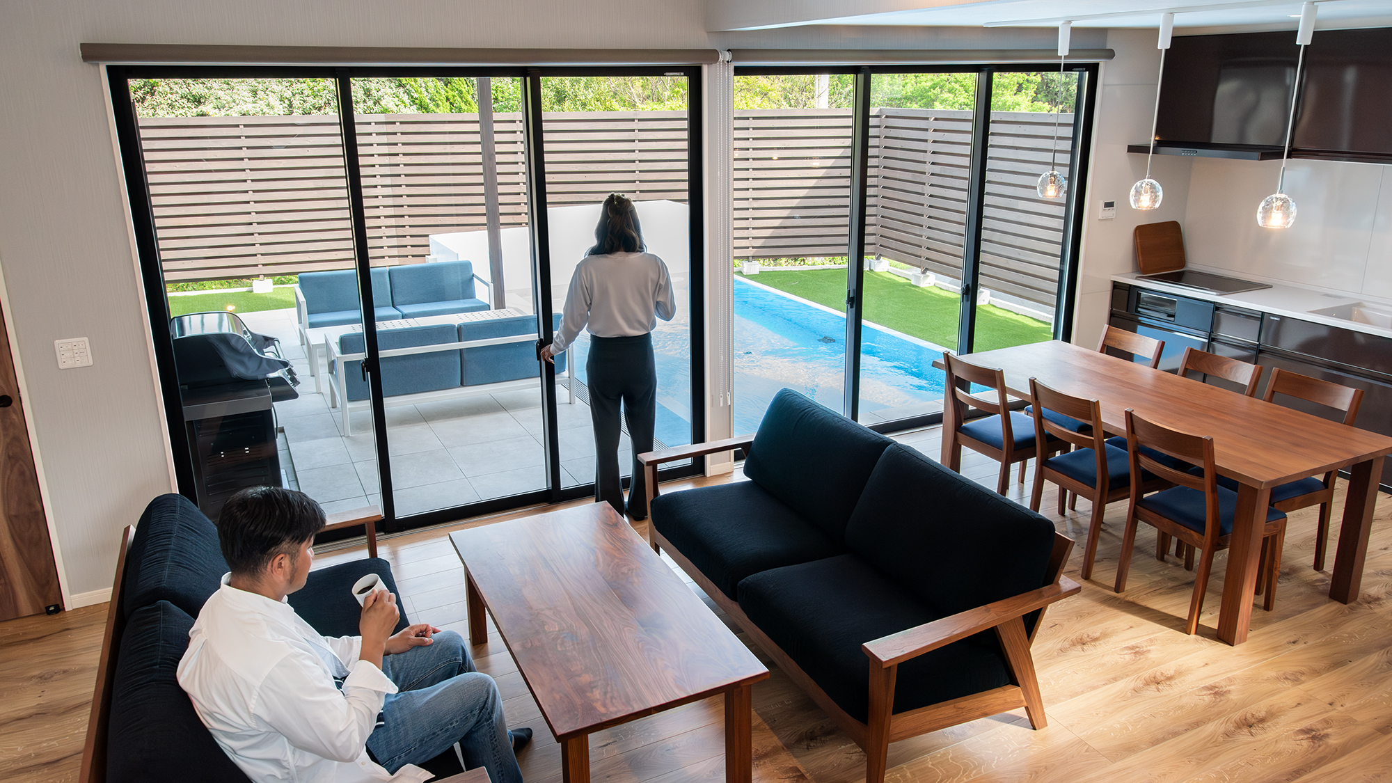 *【リビング（1階）】広々としたリビングで贅沢なくつろぎ時間を。