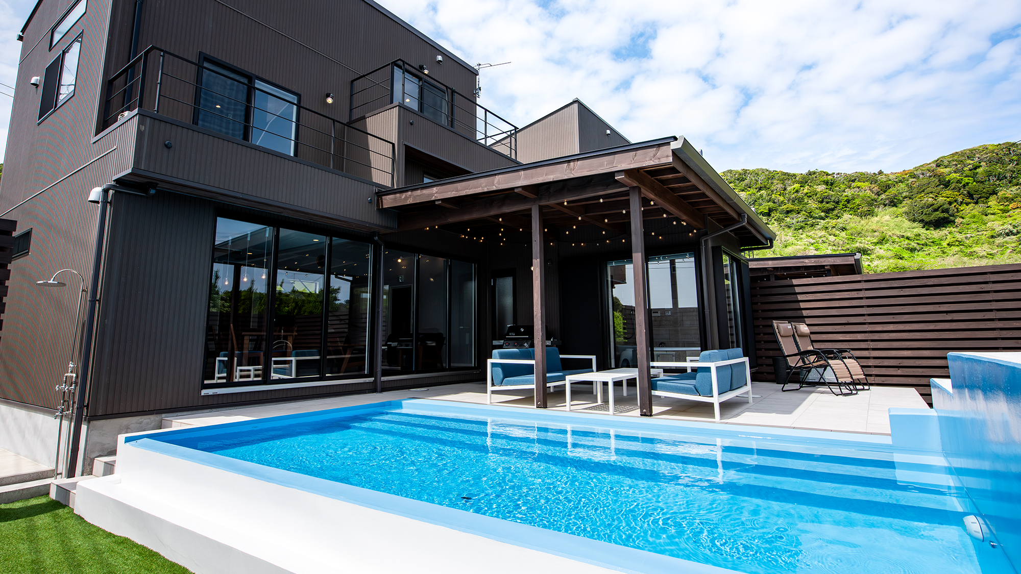 *【プール】美しい空とプールで非日常の癒し時間を。