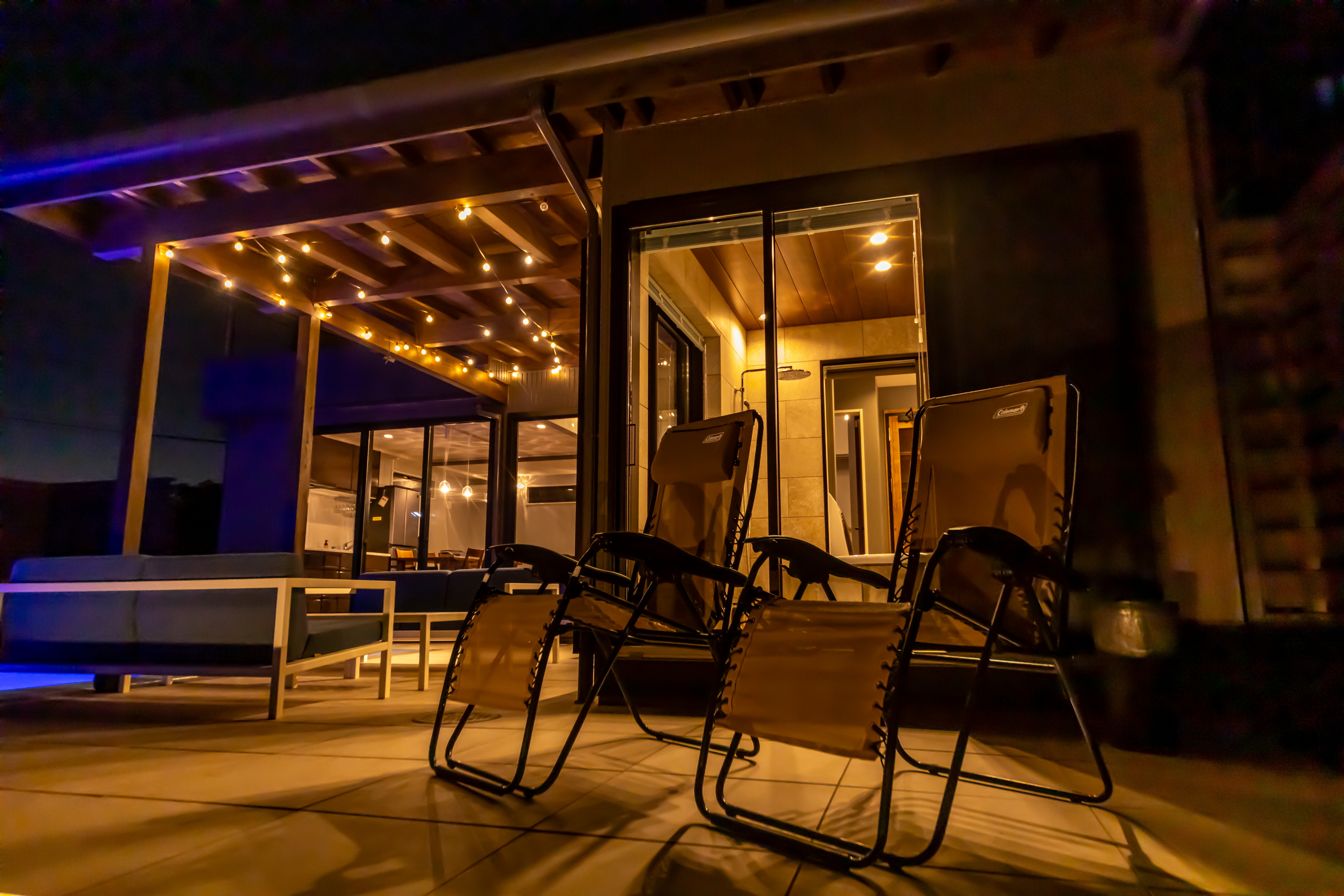 *【テラス（夜）】都会の喧騒を忘れ、星空を見上げてほっと一息。