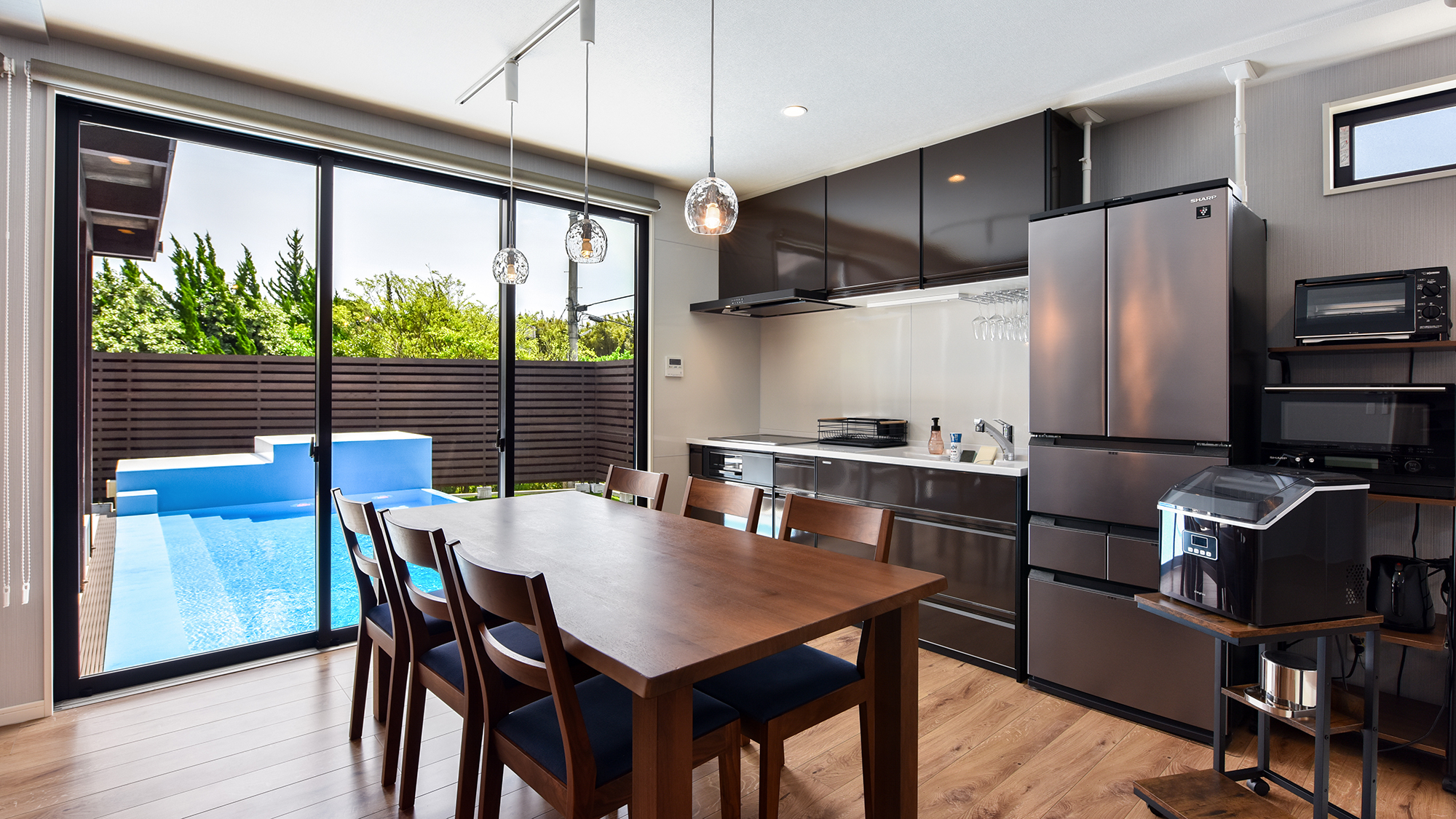 *【ダイニング（1階）】プールビューの明るい空間で食事を満喫。