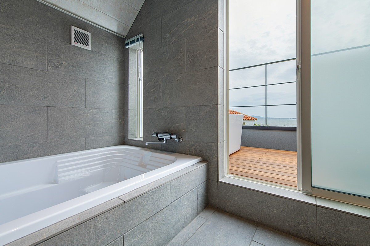 *【バスルーム（2階）】バルコニーに隣接した機能的な浴室。