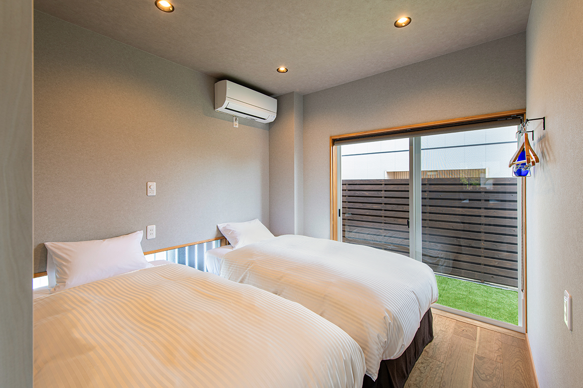 *【寝室（1階）】落ち着いた空間で、快適な眠りをサポート。