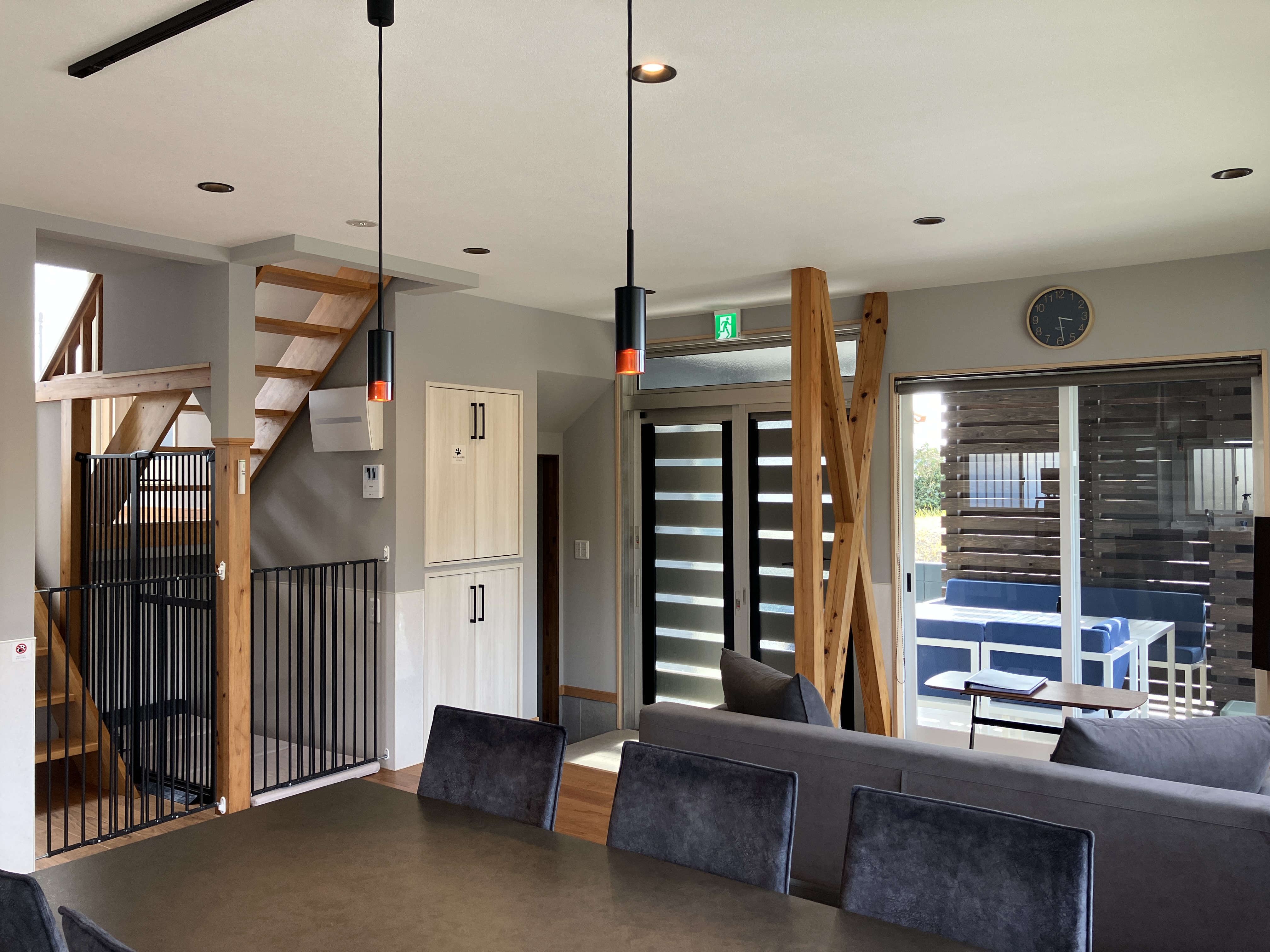 *【リビング（1階）】スタイリッシュな空間で上質な時間を楽しむ大人の滞在