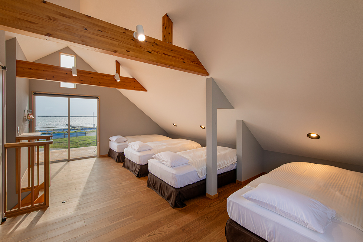 *【ロフト（2階）】シングルベッド4台で快適に過ごせる広々空間。