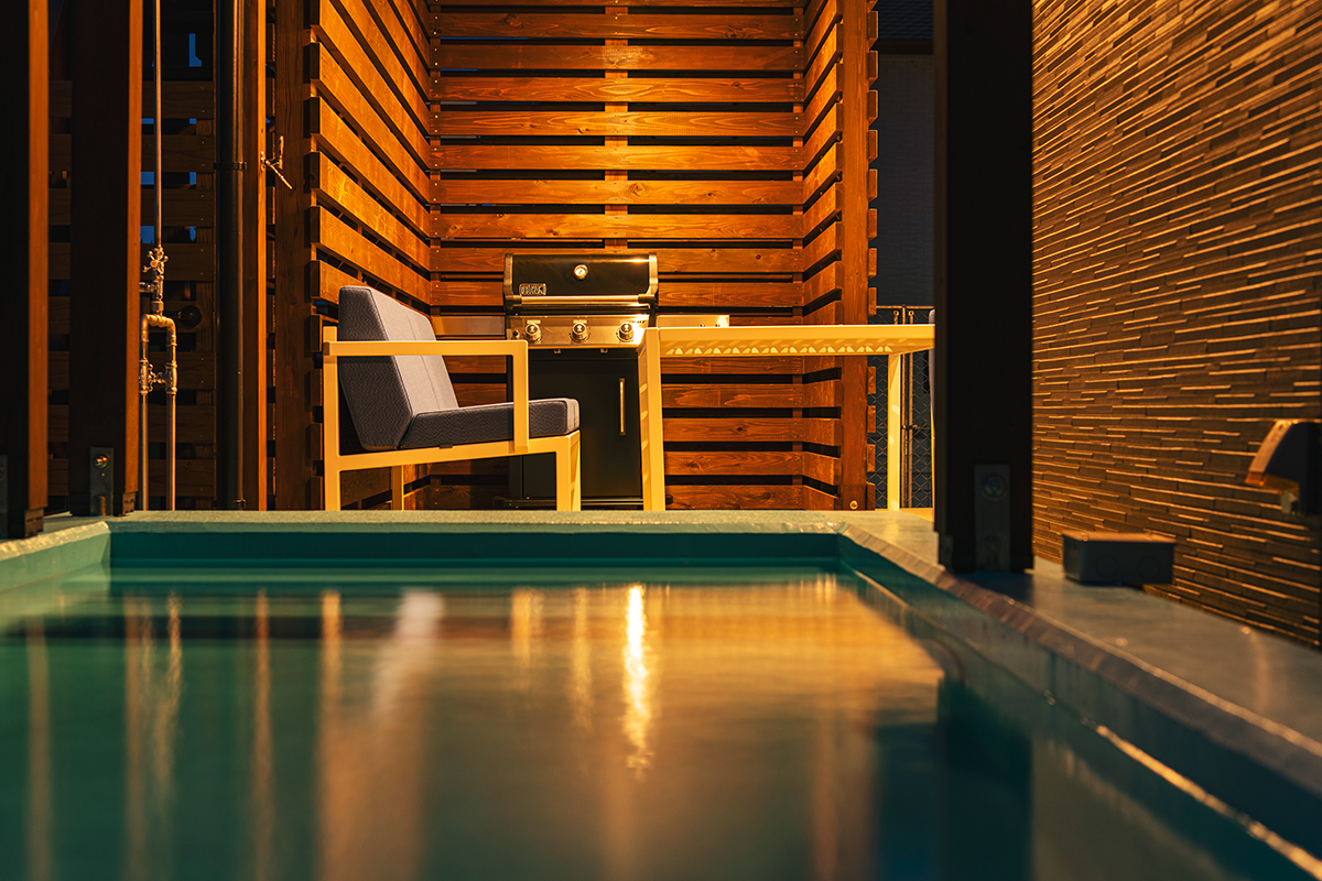 *【BBQテラス（1階）】プールサイドで楽しむ夜の贅沢BBQタイム。