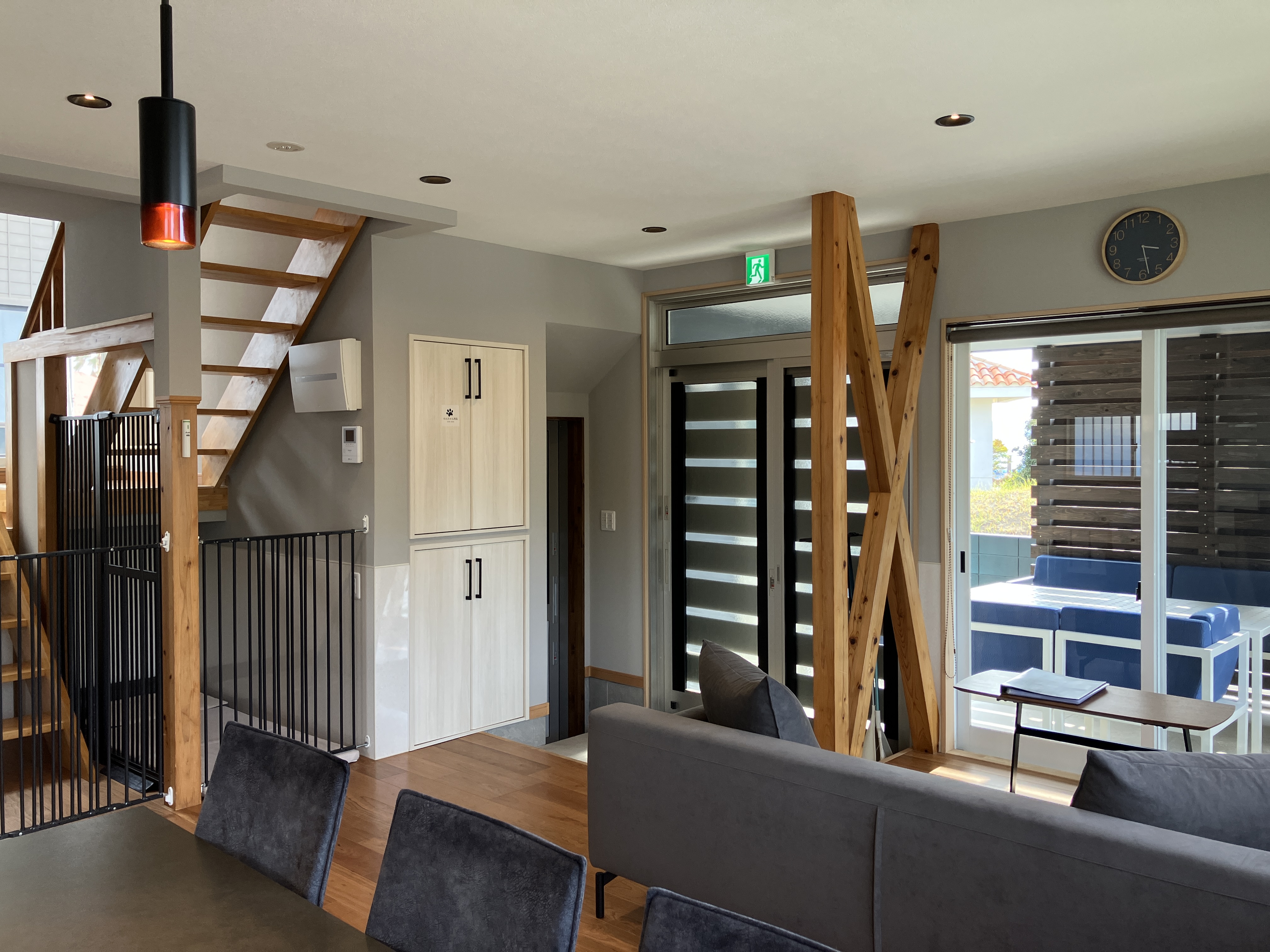 *【リビング（1階）】開放的な空間で家族や仲間と過ごす贅沢な時間を演出