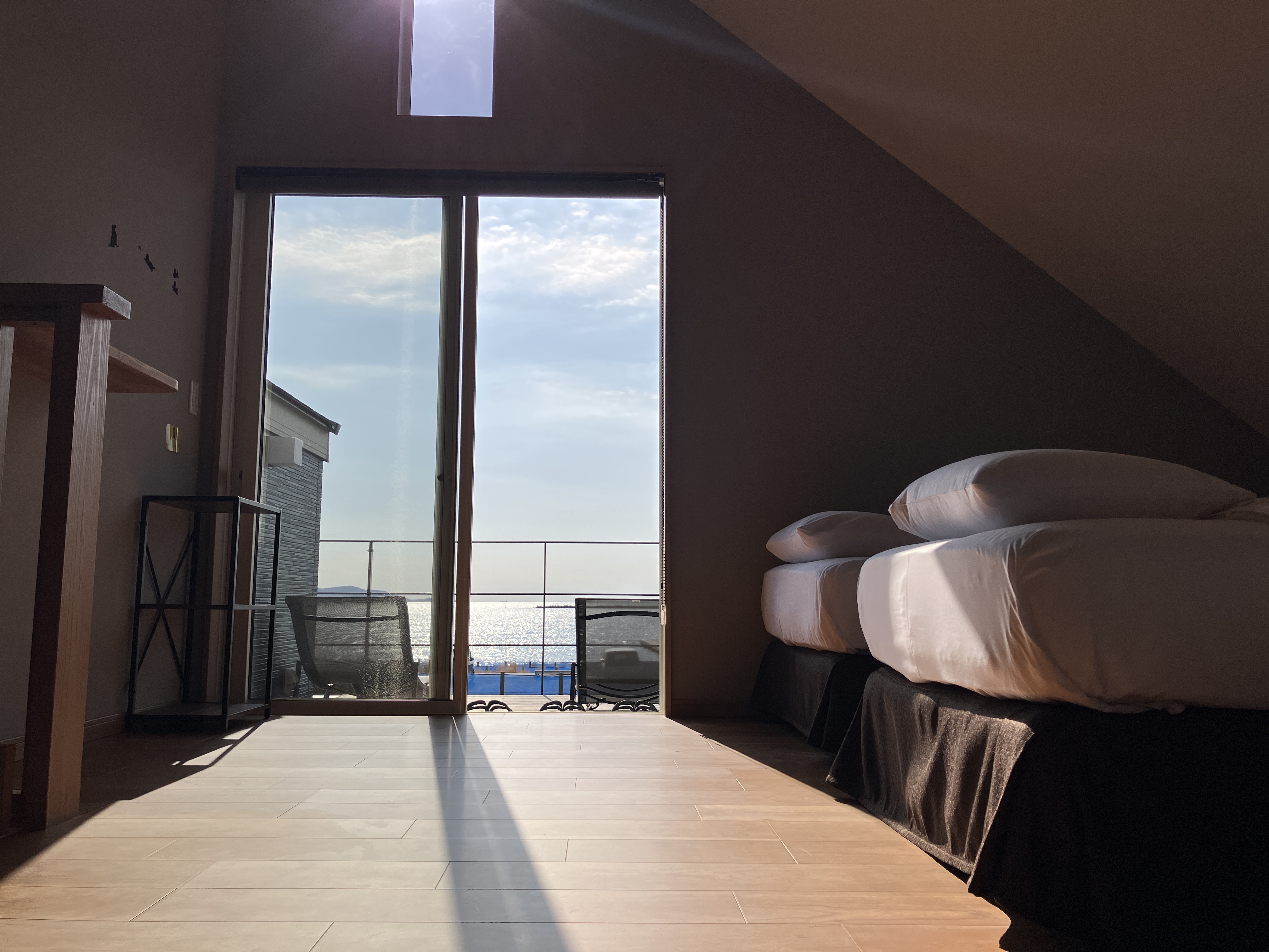 *【ロフト（2階）】ベッドでくつろぎながら海景色を楽しむ特別な滞在体験。