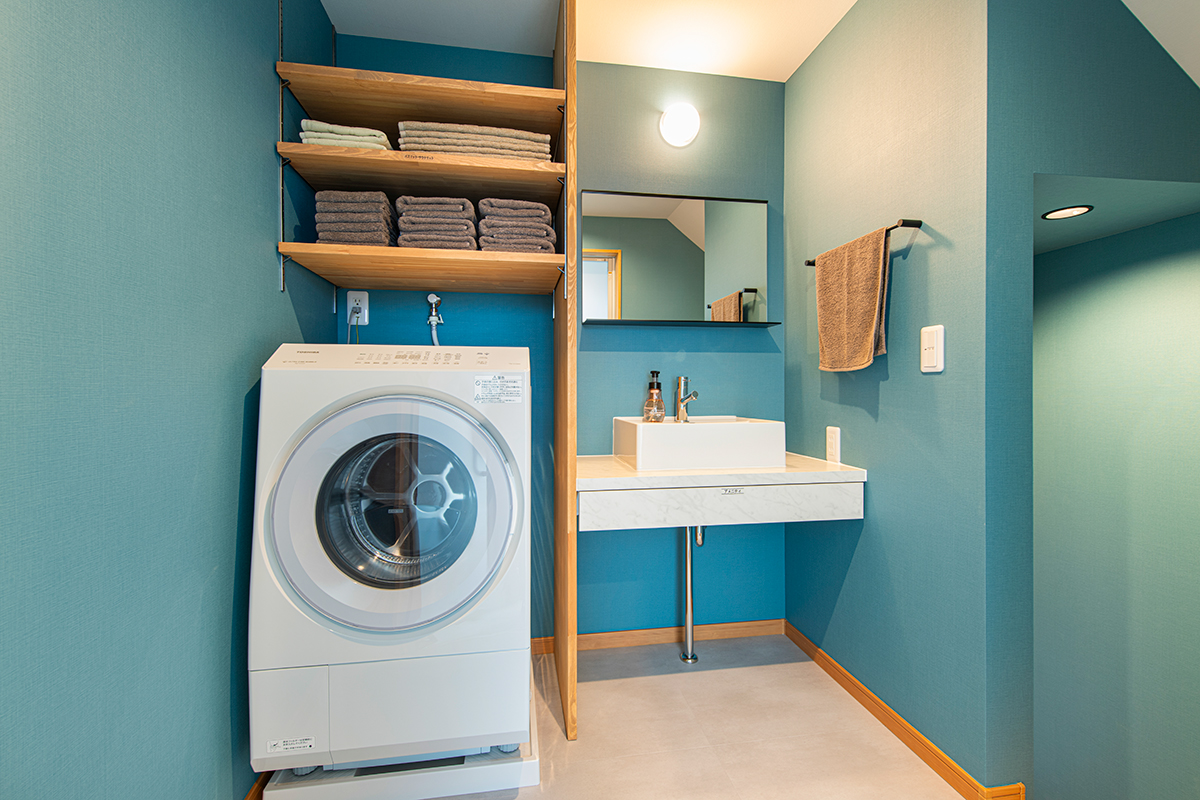 *【洗面スペース（2階）】洗濯機完備で長期滞在も安心。