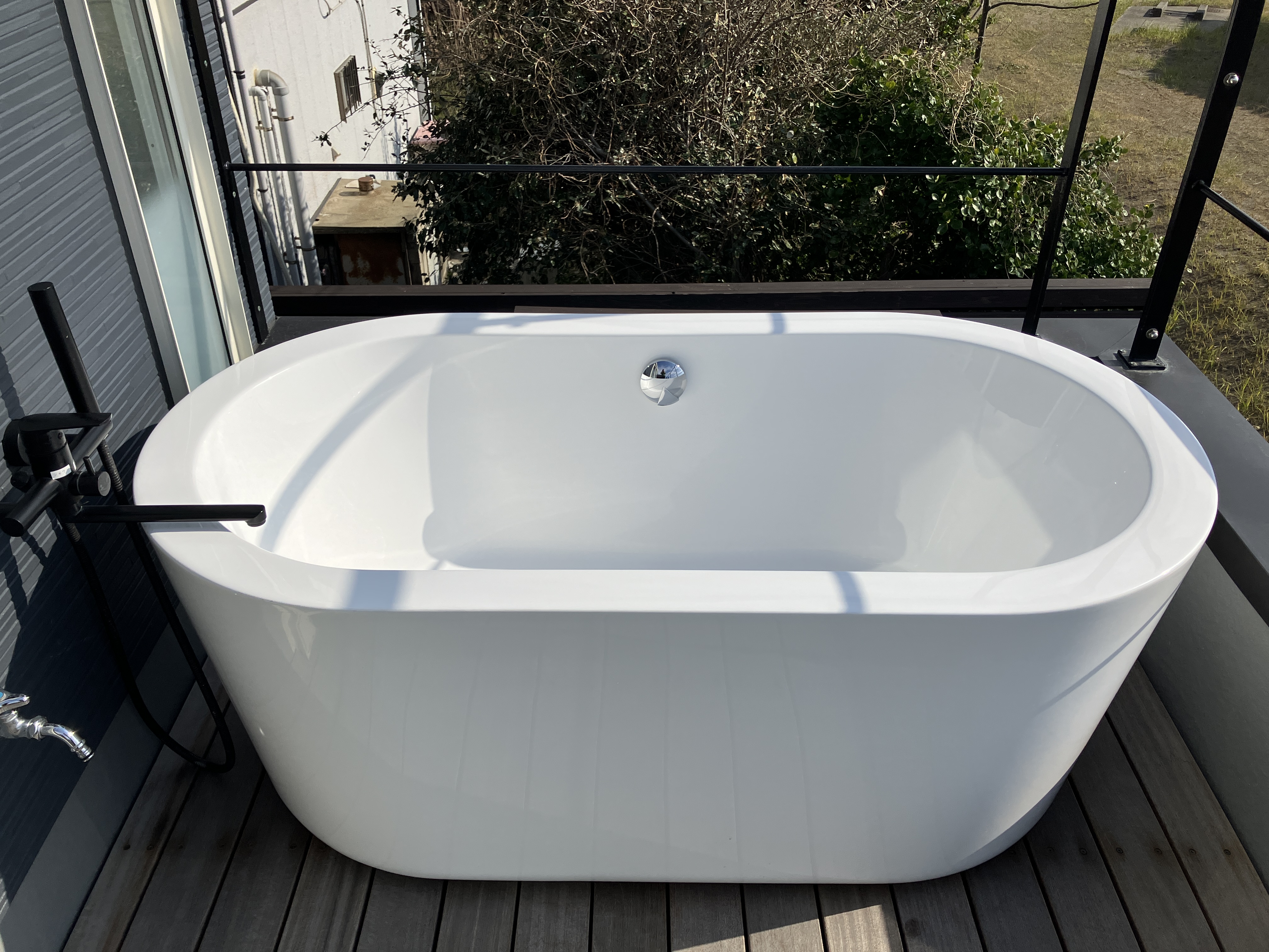 *【屋外風呂（2階）】開放的な空間で楽しむ贅沢なプライベートバスタイム