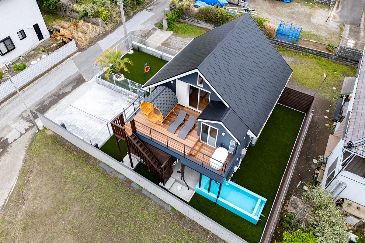 *【外観（ドローン）】プライベート感あふれる一棟貸しの宿。