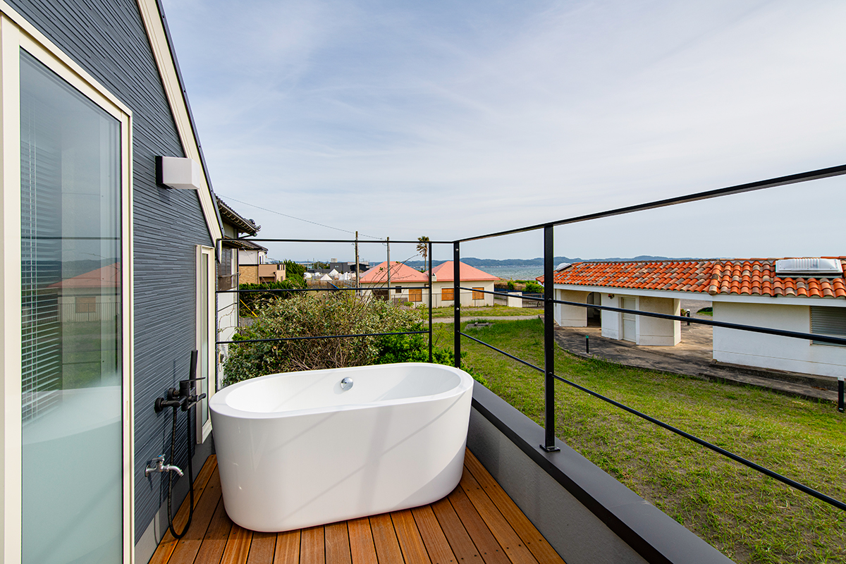 *【バルコニー風呂（2階）】自然を感じながらのととのいタイム。