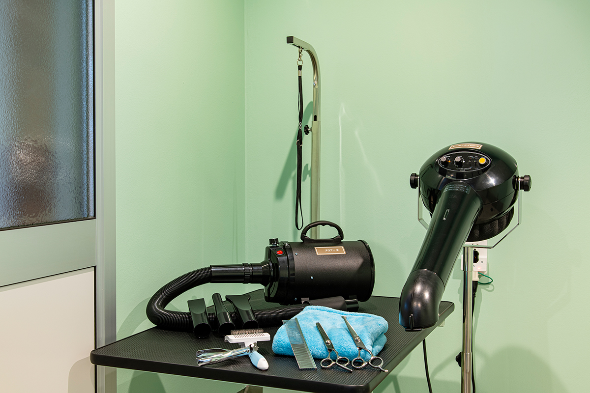 *【トリミング設備】トリミングハサミ、コームなども揃う充実設備。