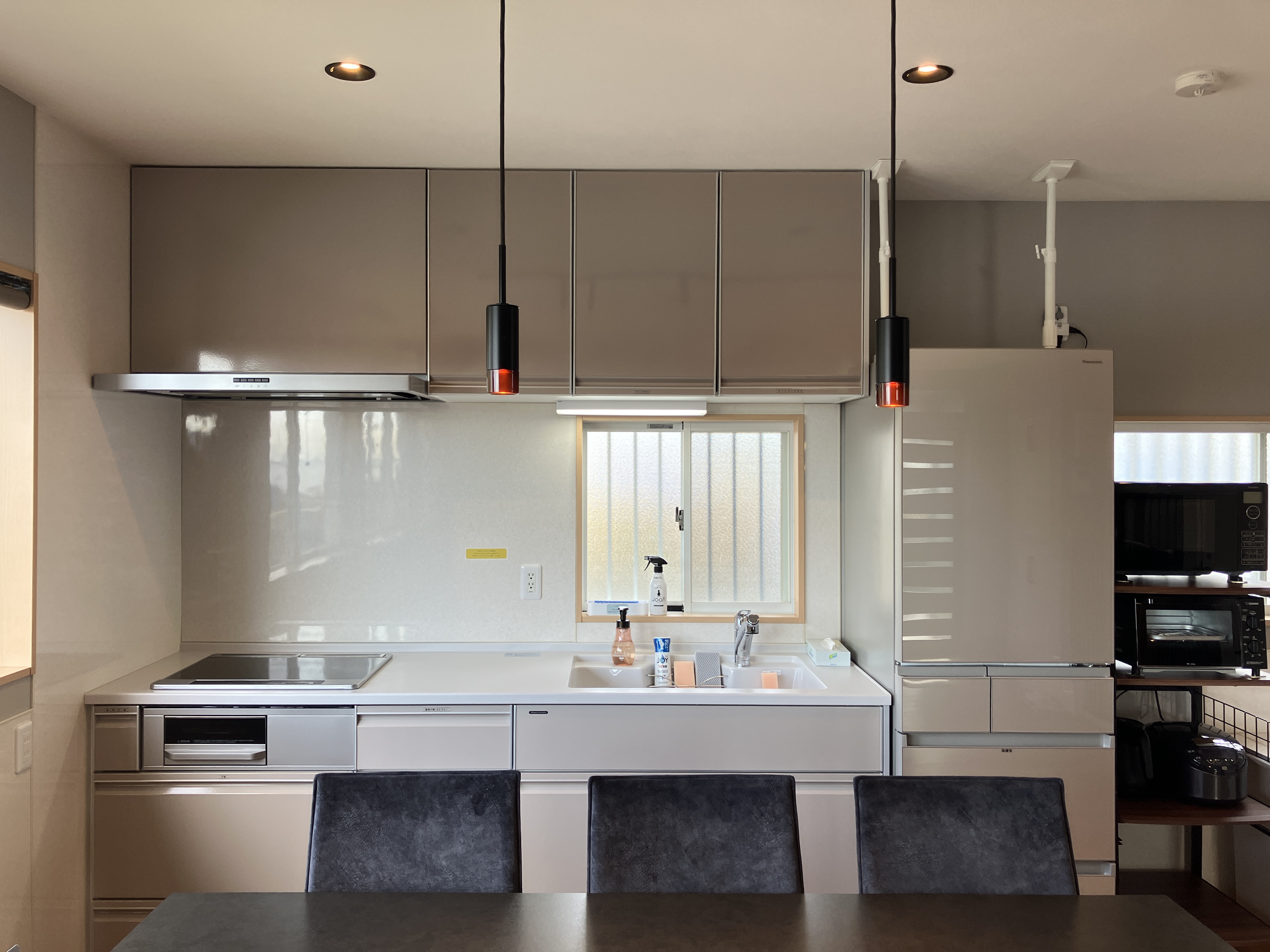 *【キッチン（1階）】設備充実のキッチンで料理も楽しめる快適な滞在を実現