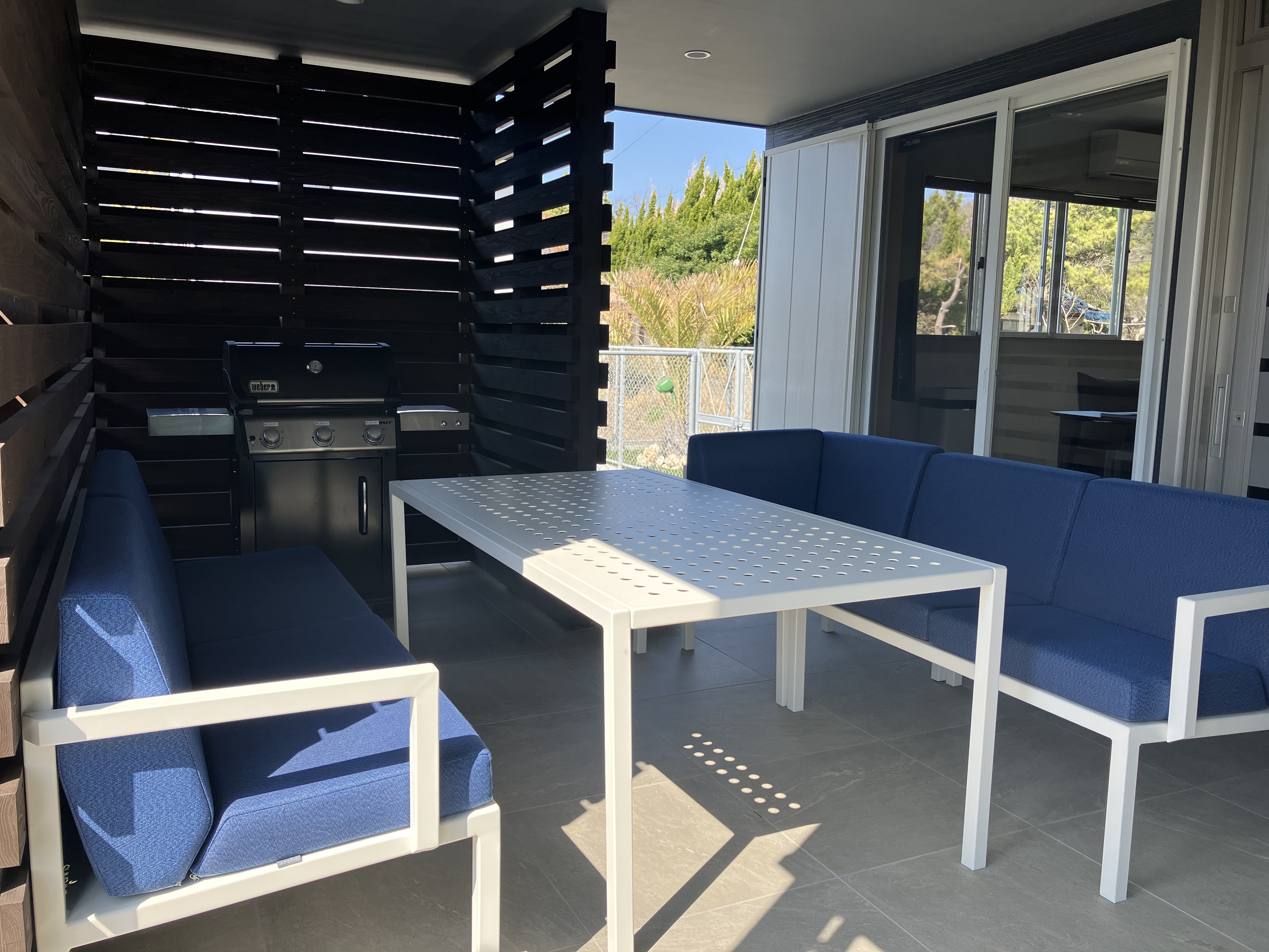 *【BBQテラス（1階）】心地よい風を感じながら過ごすプライベートテラス空間
