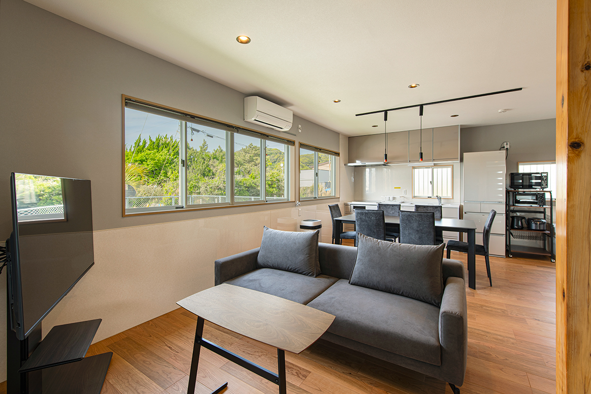 *【リビング（1階）】明るく清潔感ある室内で快適な滞在を実現。