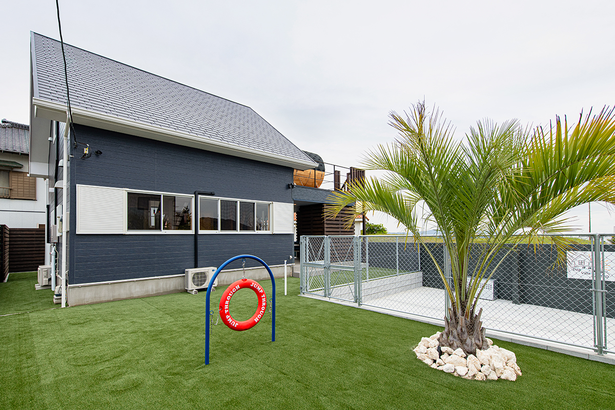 *【ドッグラン】愛犬と一緒に遊べる、人工芝の広々ドッグラン。