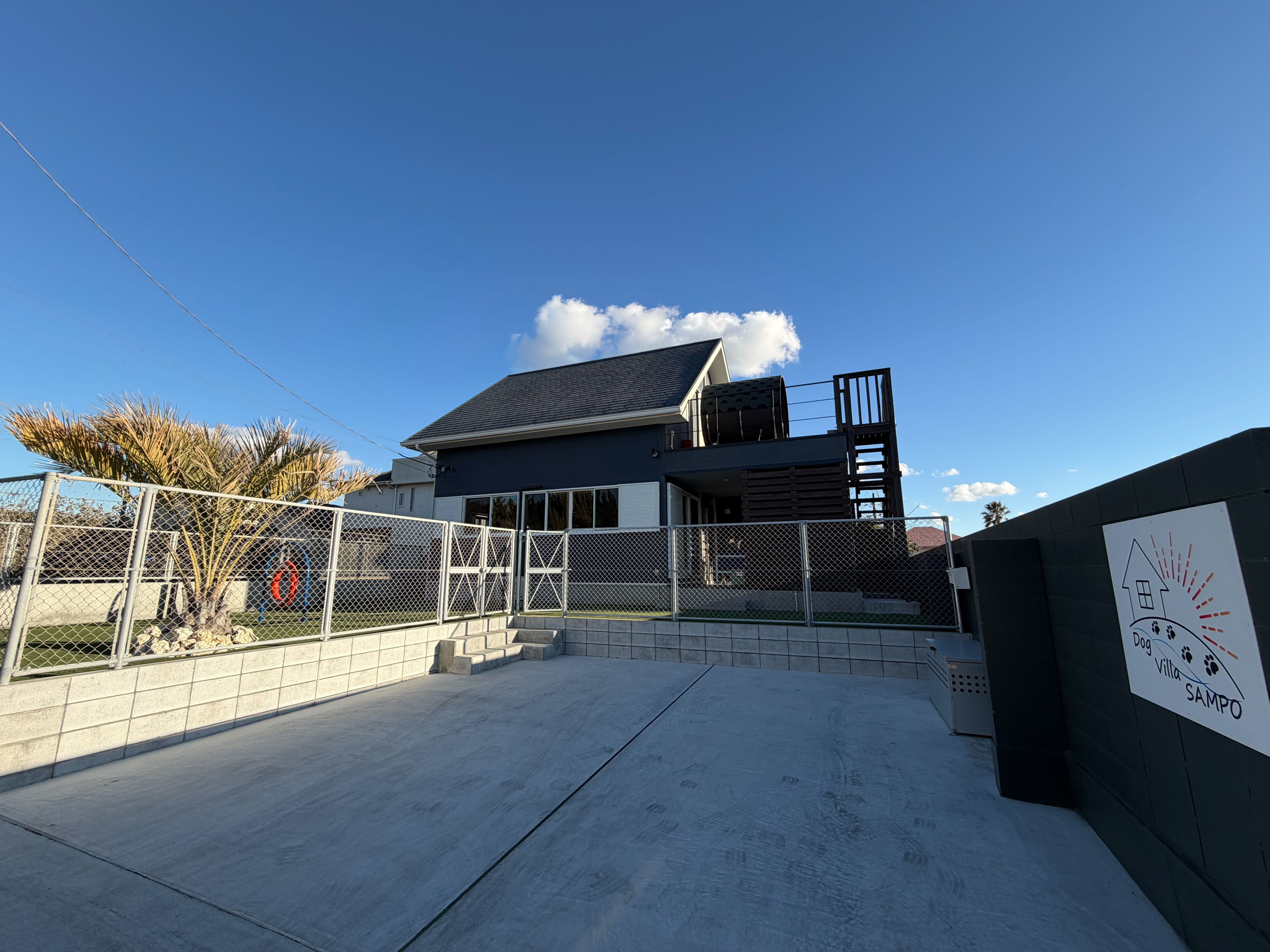 *【駐車スペース】青空に映える美しい佇まいのヴィラで贅沢な休日を