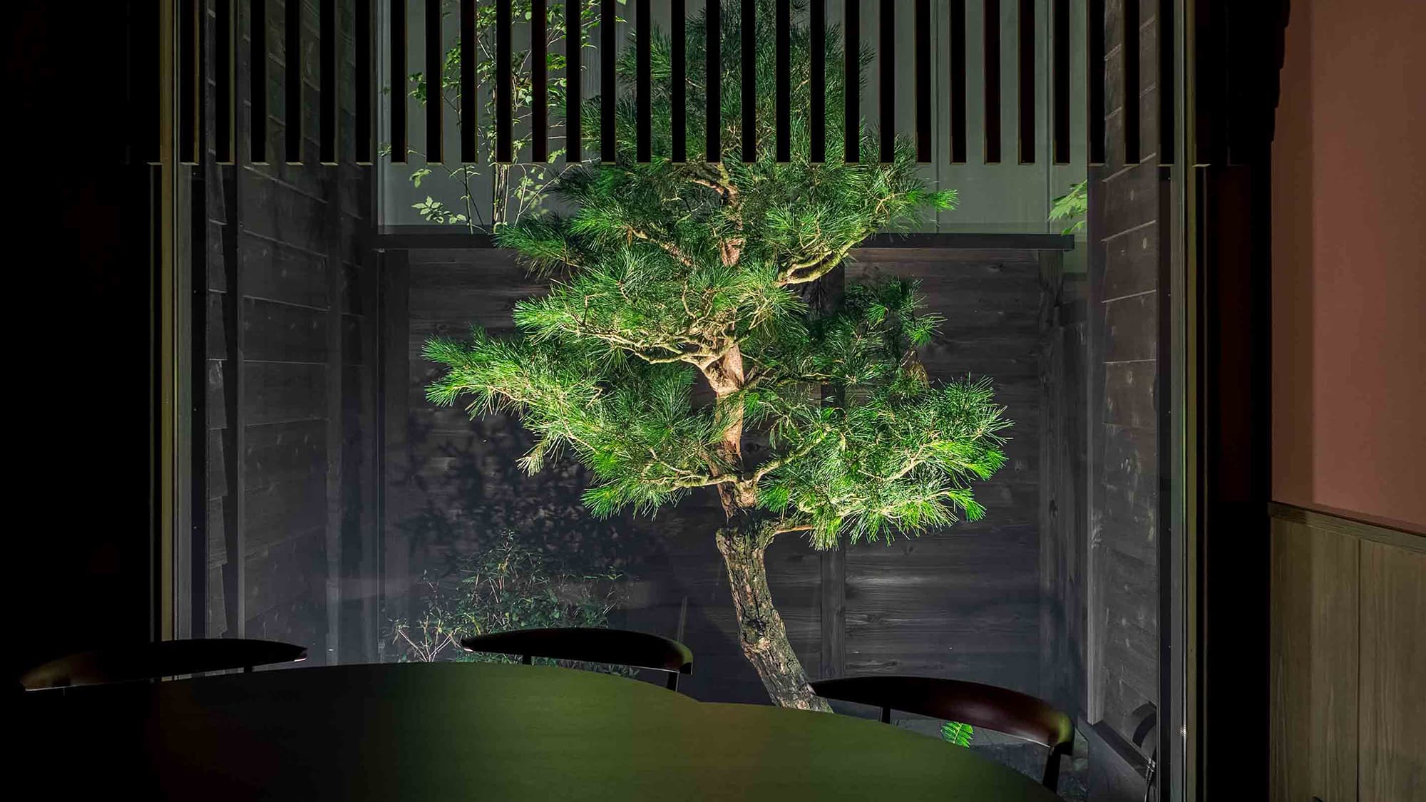 夜になると坪庭はライトアップされ、幻想的な趣に包まれます。