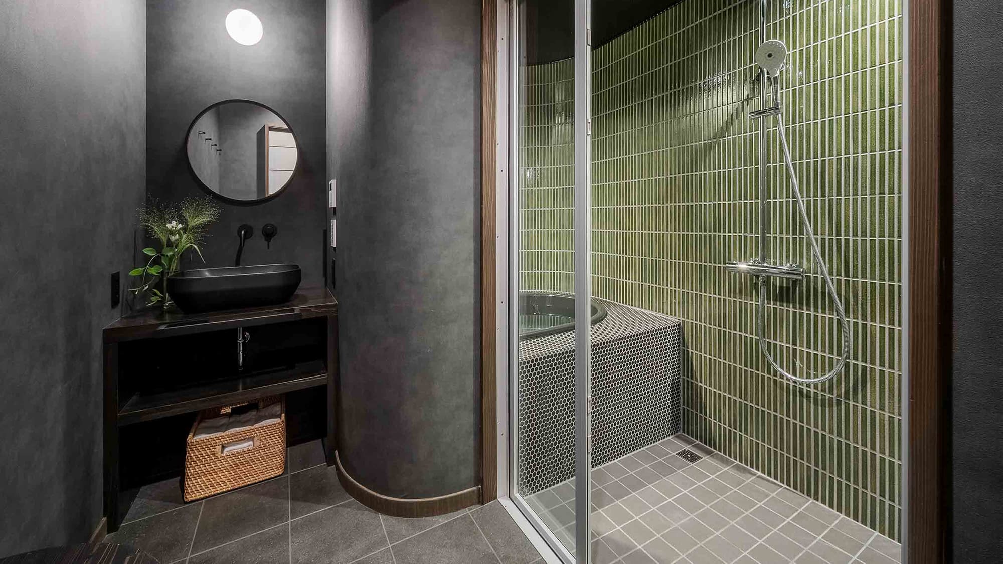 シックな洗面と、深みのあるグリーンタイルの浴室が落ち着いた趣を放ちます。