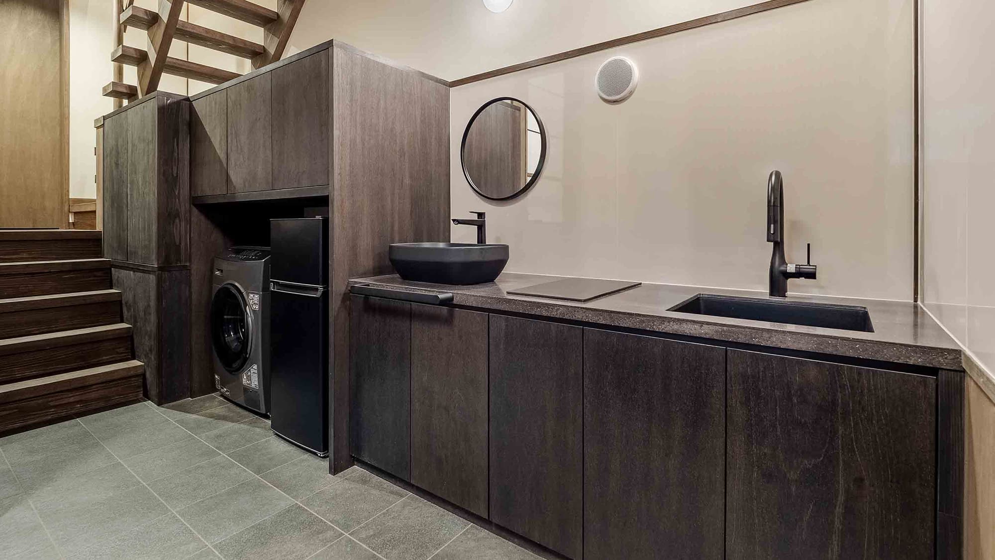 食器類、電子レンジ・炊飯器など調理家電などが揃ったIHコンロ付きのキッチン。